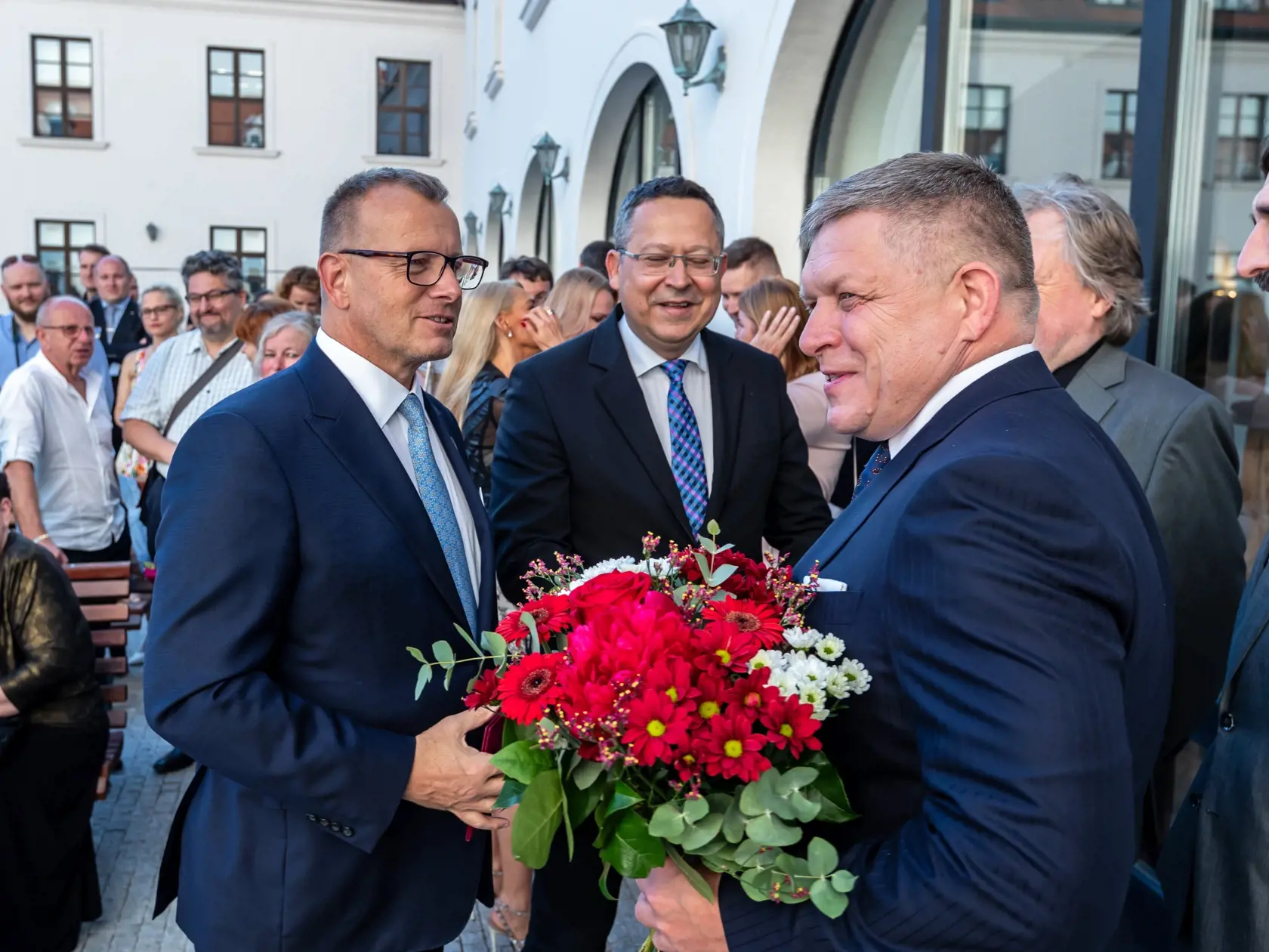 V DRUŽNOM ROZHOVORE. Predseda parlamentu Boris Kollár si výborne rozumel s politikmi Smeru.