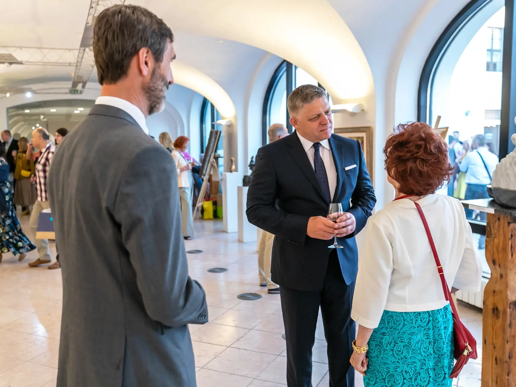 Po skončení oficiálnej časti vernisáže sa takmer všetci politici vytratili, mnohí z nich mali vraj namierené na ďalšie súkromné podujatie. Vo výstavných priestoroch však zostal predseda Smeru, ktorého sme zakaždým zazreli v družnom rozhovore s prítomnými hosťami.