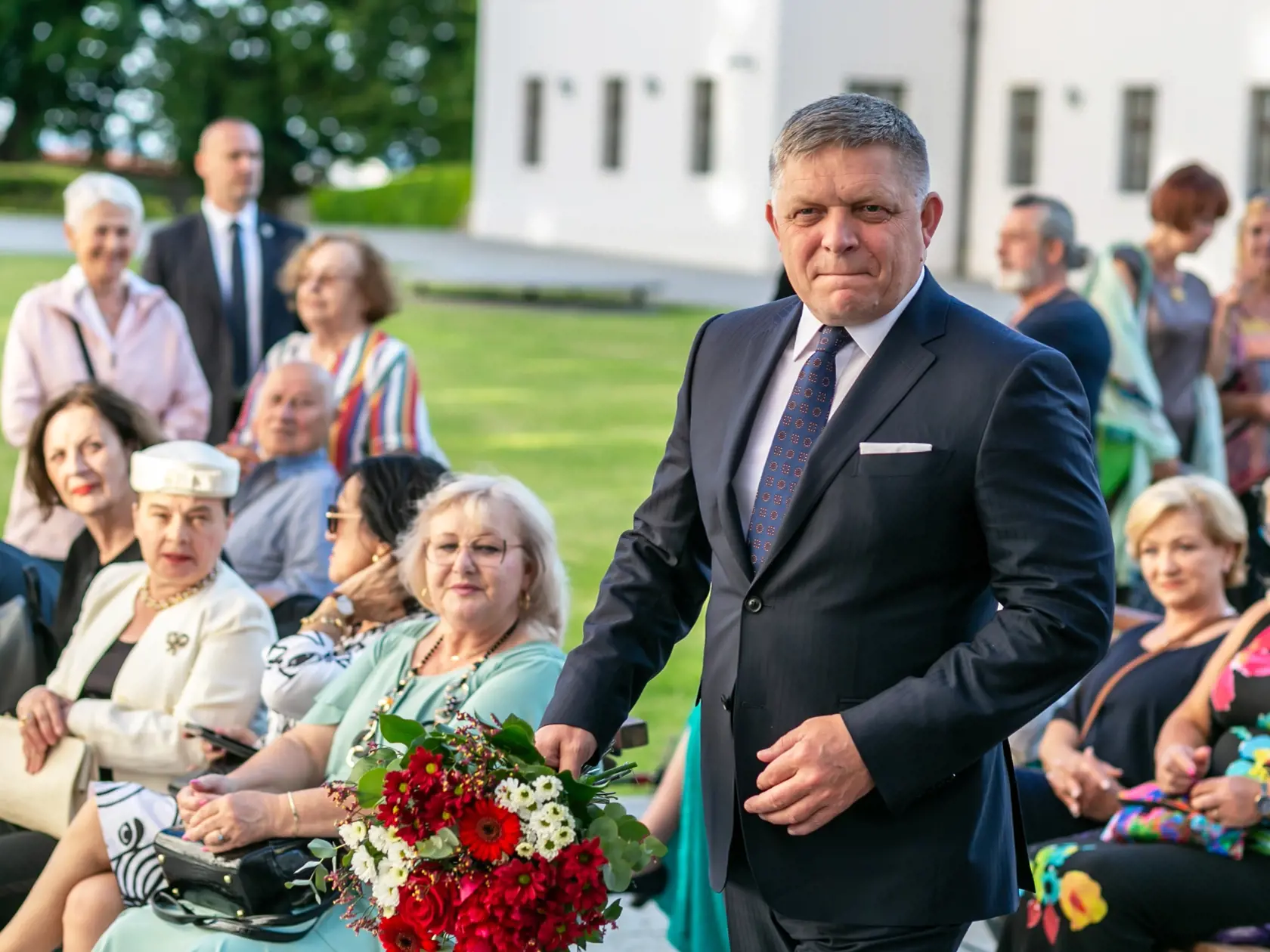 Medzi vystavovateľmi boli práce poslancov Smeru–SD, aj preto na slávnostnej vernisáži nechýbal predseda strany Robert Fico (58). Ten výrazne pútal pozornosť, keďže v jeho sprievode sa objavila pôvabná tmavovláska.