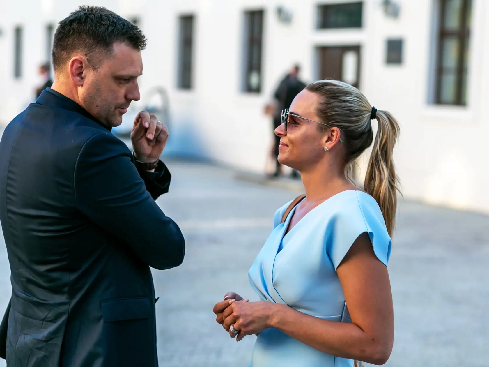 Nášmu fotografovi sa podarilo zachytiť trojicu politikov - Romanu Tabák, Štefana Kuffu aj Tomáša Tarabu ako spoločne debatujú, a vyzerali, že si výborne rozumejú. Objaví sa tak Tabák na kandidátke SNS? "Môžete očakávať, že v politike budem pokračovať a pevne dúfam, že budem spolupracovať s národnou stranou,“ reagovala tajnostkársky na našu otázku Tabák. Na snímke s Tarabom a Štefanom Kuffom, ktorý prišiel vo svojom ikonickom klobúku.