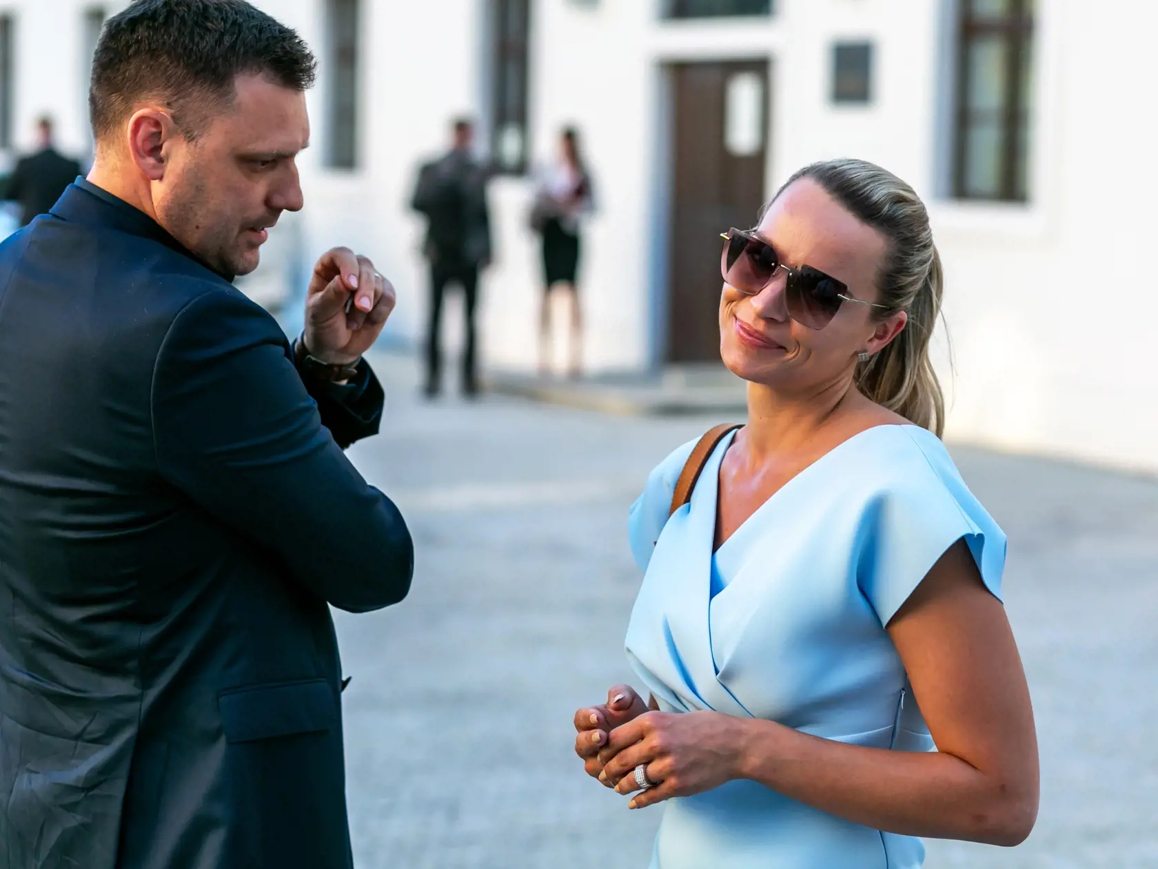 Nášmu fotografovi sa podarilo zachytiť trojicu politikov - Romanu Tabák, Štefana Kuffu aj Tomáša Tarabu ako spoločne debatujú, a vyzerali, že si výborne rozumejú. Objaví sa tak Tabák na kandidátke SNS? "Môžete očakávať, že v politike budem pokračovať a pevne dúfam, že budem spolupracovať s národnou stranou,“ reagovala tajnostkársky na našu otázku Tabák. Na snímke s Tarabom a Štefanom Kuffom, ktorý prišiel vo svojom ikonickom klobúku.