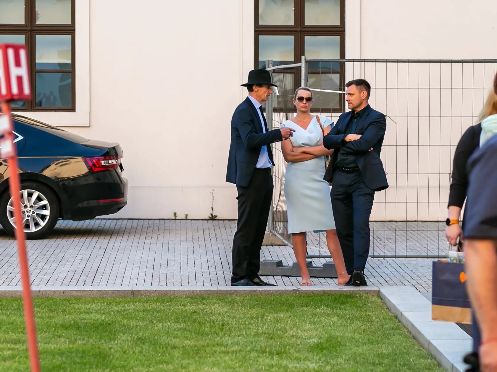 Nášmu fotografovi sa podarilo zachytiť trojicu politikov - Romanu Tabák, Štefana Kuffu aj Tomáša Tarabu ako spoločne debatujú, a vyzerali, že si výborne rozumejú. Objaví sa tak Tabák na kandidátke SNS? "Môžete očakávať, že v politike budem pokračovať a pevne dúfam, že budem spolupracovať s národnou stranou,“ reagovala tajnostkársky na našu otázku Tabák. Na snímke s Tarabom a Štefanom Kuffom, ktorý prišiel vo svojom ikonickom klobúku.