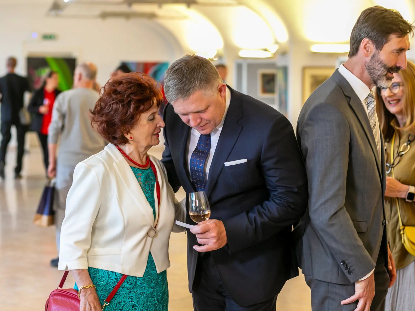Po skončení oficiálnej časti vernisáže sa takmer všetci politici vytratili, mnohí z nich mali vraj namierené na ďalšie súkromné podujatie. Vo výstavných priestoroch však zostal predseda Smeru, ktorého sme zakaždým zazreli v družnom rozhovore s prítomnými hosťami.