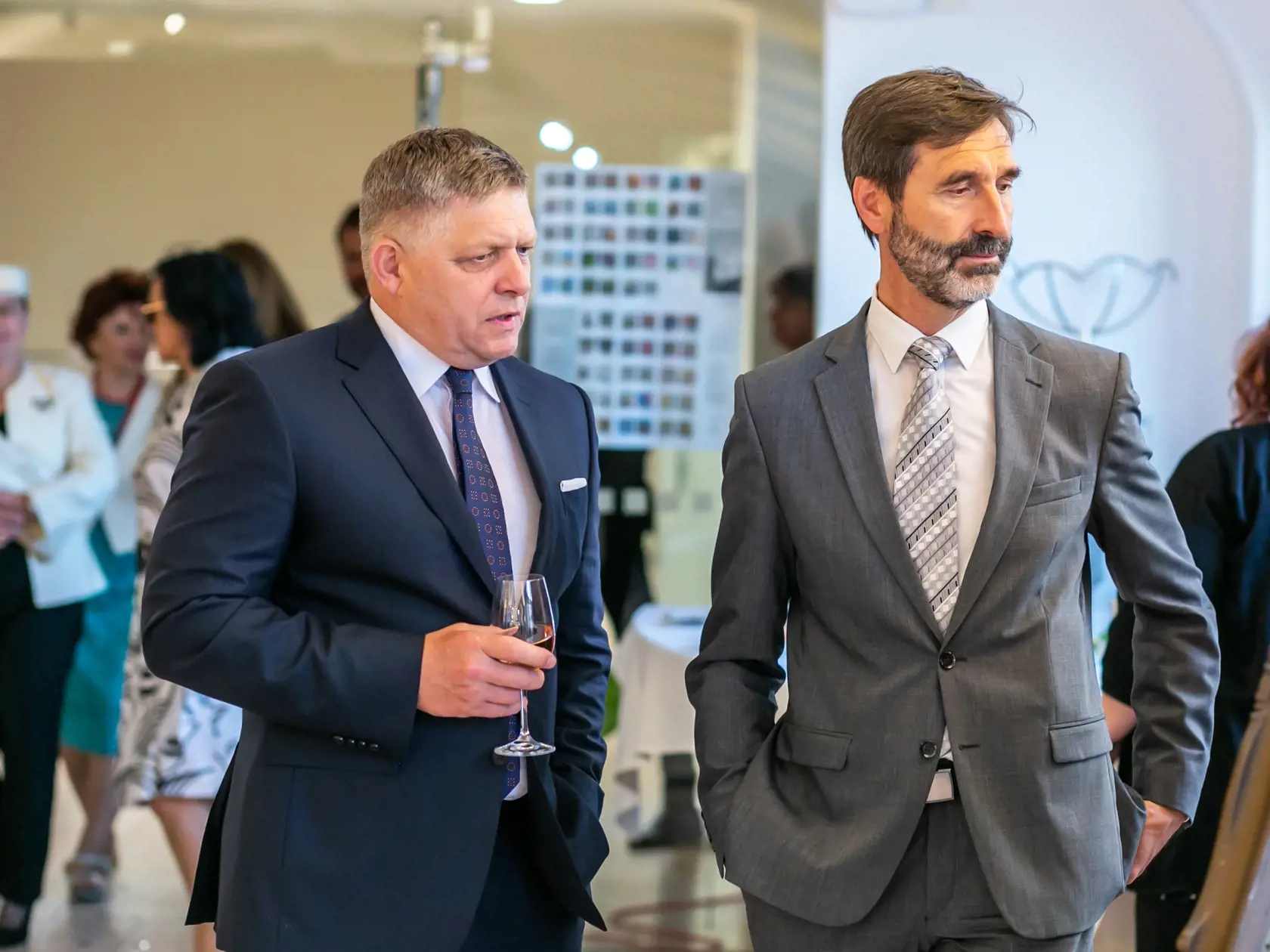 - V areáli Bratislavského hradu otvorili výstavu umeleckých diel. Medzi vystavovateľmi boli práce poslancov Smeru–SD, aj preto na slávnostnej vernisáži nechýbal predseda strany Robert Fico (58).