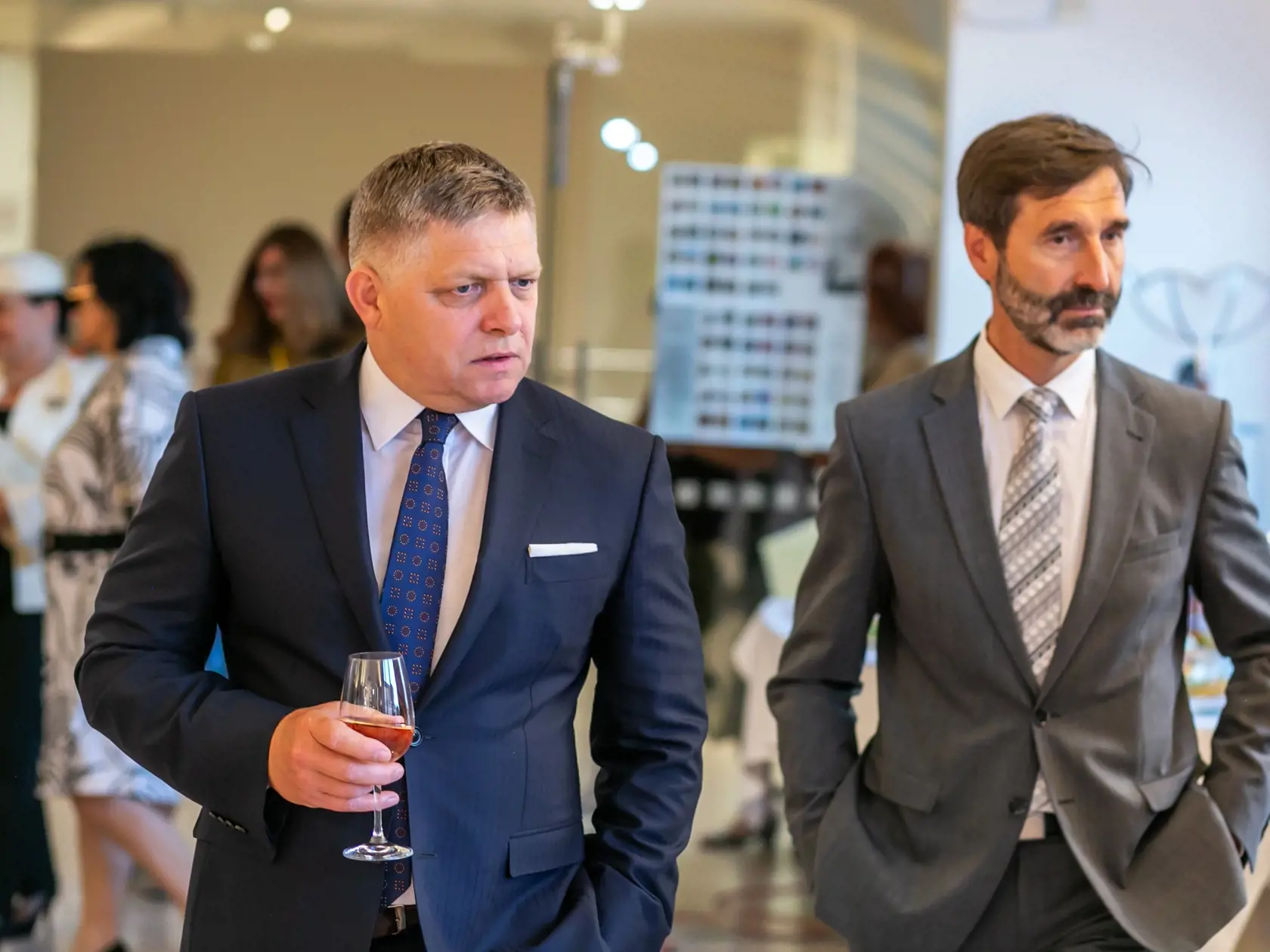 V areáli Bratislavského hradu otvorili výstavu umeleckých diel. Medzi vystavovateľmi boli práce poslancov Smeru–SD, aj preto na slávnostnej vernisáži nechýbal predseda strany Robert Fico (58).