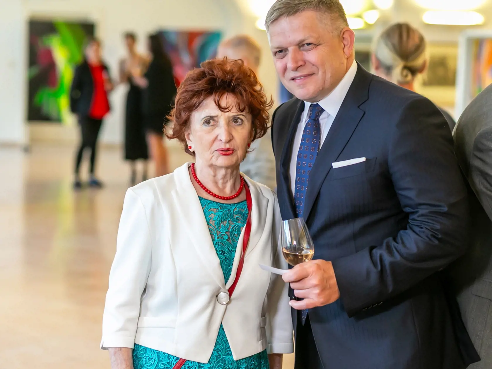 Po skončení oficiálnej časti vernisáže sa takmer všetci politici vytratili, mnohí z nich mali vraj namierené na ďalšie súkromné podujatie. Vo výstavných priestoroch však zostal predseda Smeru, ktorého sme zakaždým zazreli v družnom rozhovore s prítomnými hosťami.