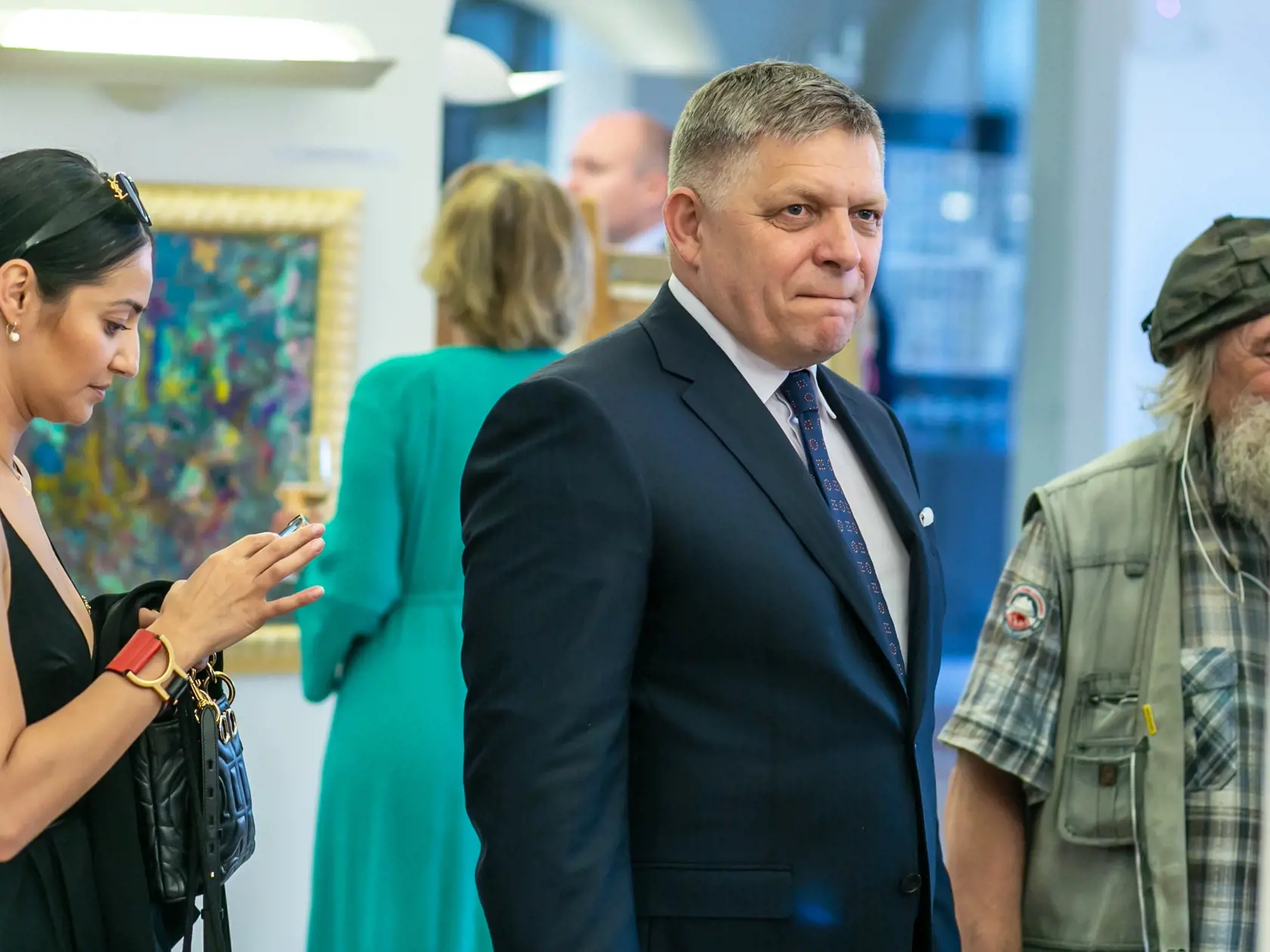 NOVÝ OBJAV? Atraktívna bruneta Veronika Murková sa po celý čas držala v blízkosti šéfa Smeru Roberta Fica.
