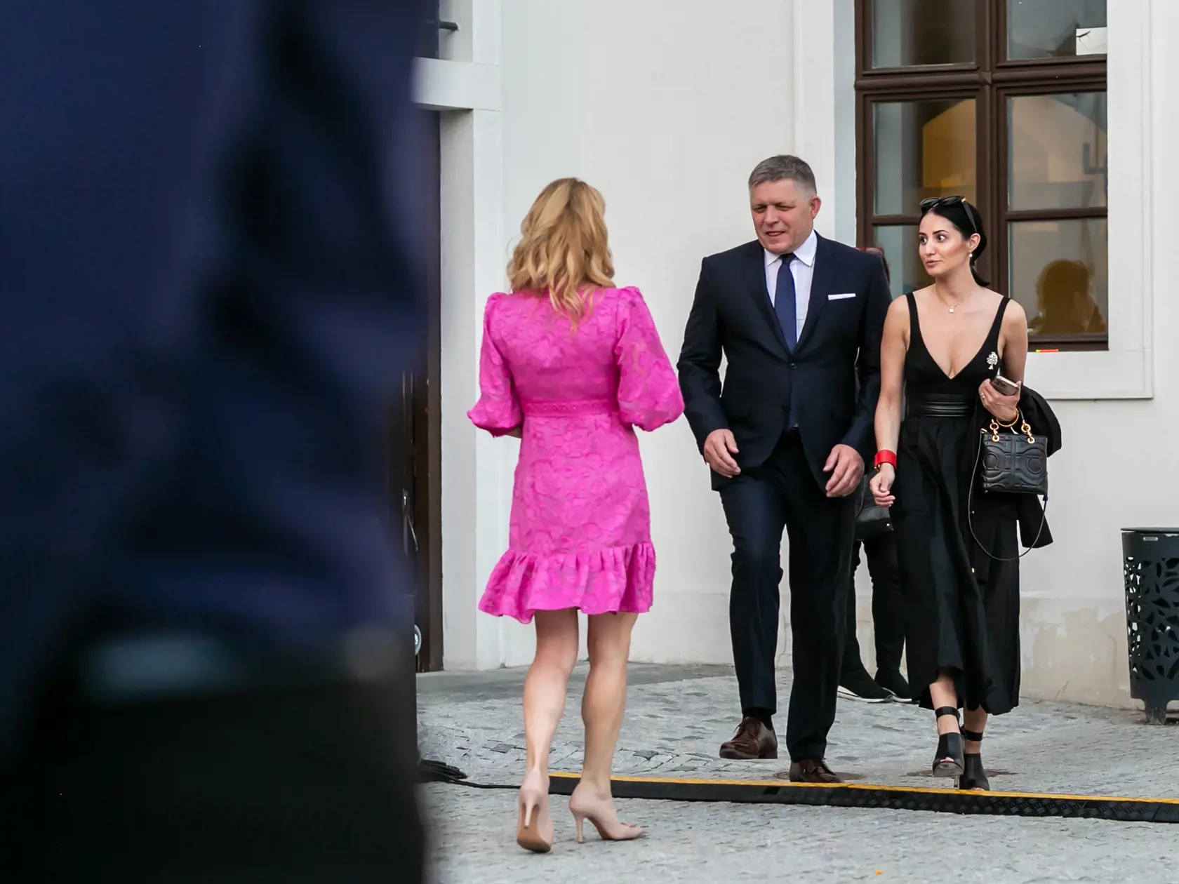 Fico a Murková odchádzali z vernisáže spolu, nasadli do striebornej Octavie, ktorá čakala pristavená na šéfa Smeru a rýchlo odfrčali.