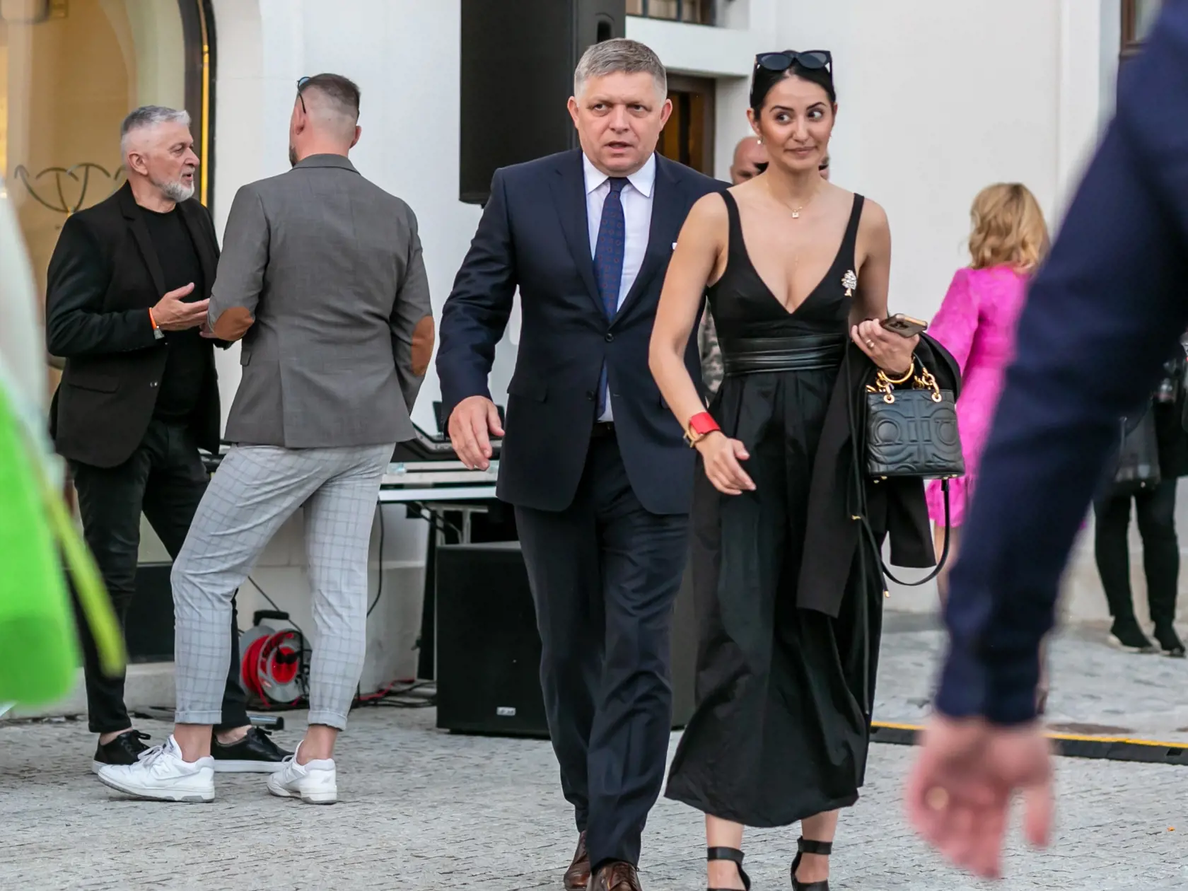 O Veronike Murkovej sa pred rokmi dokonca klebetilo, či náhodou nenahradí pri Robertovi Ficovi Máriu Troškovú. Pôvabnú tmavovlásku s uhrančivým pohľadom si však napokon uchytil Kamenický a stala sa jeho asistentkou. Fico a Murková odchádzali z vernisáže spolu, nasadli do striebornej Octavie, ktorá čakala pristavená na šéfa Smeru a rýchlo odfrčali.