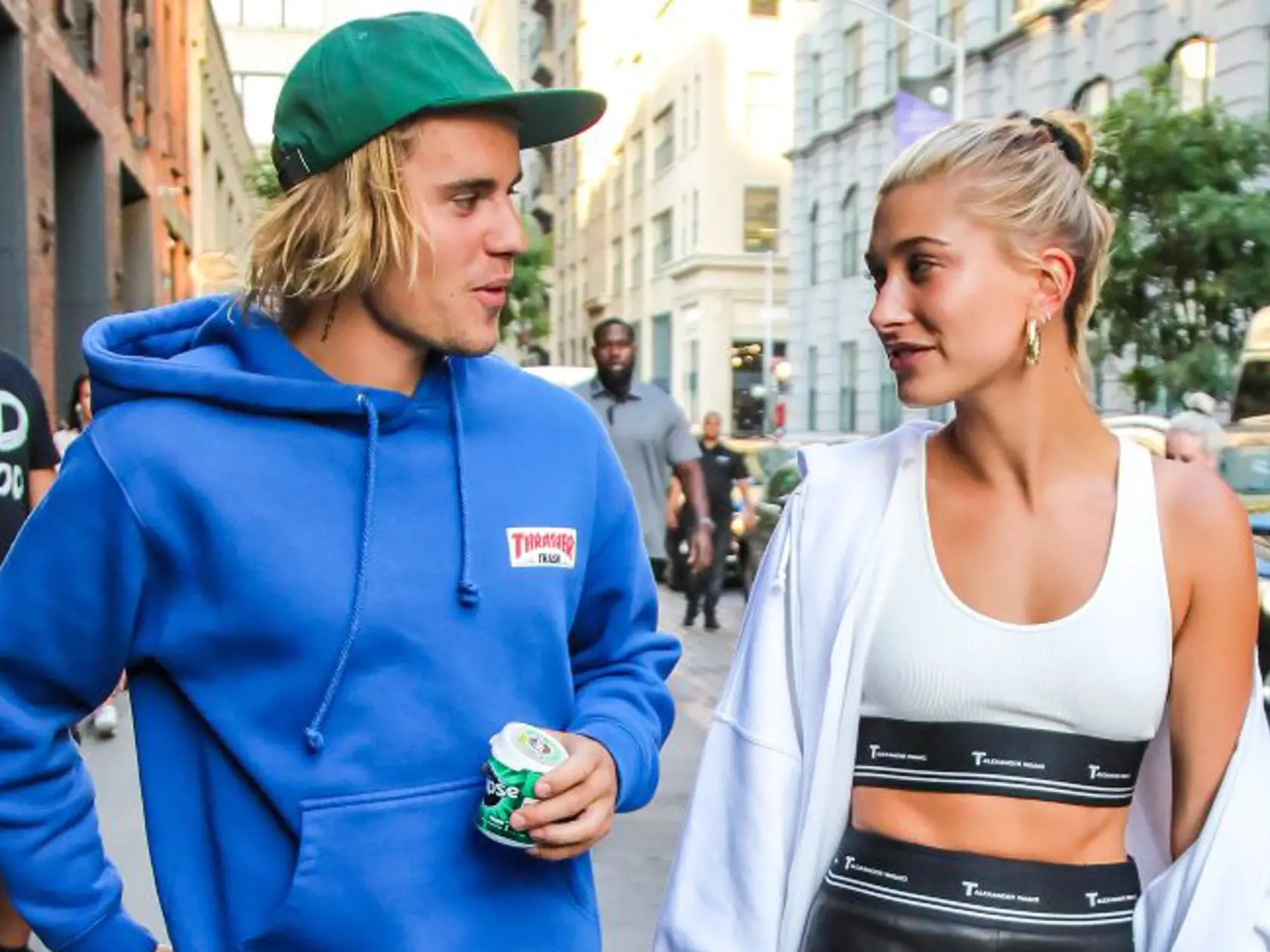 30. september (oficiálne) - kanadský spevák Justin Bieber (25) a americká modelka Hailey Baldwinová (22)