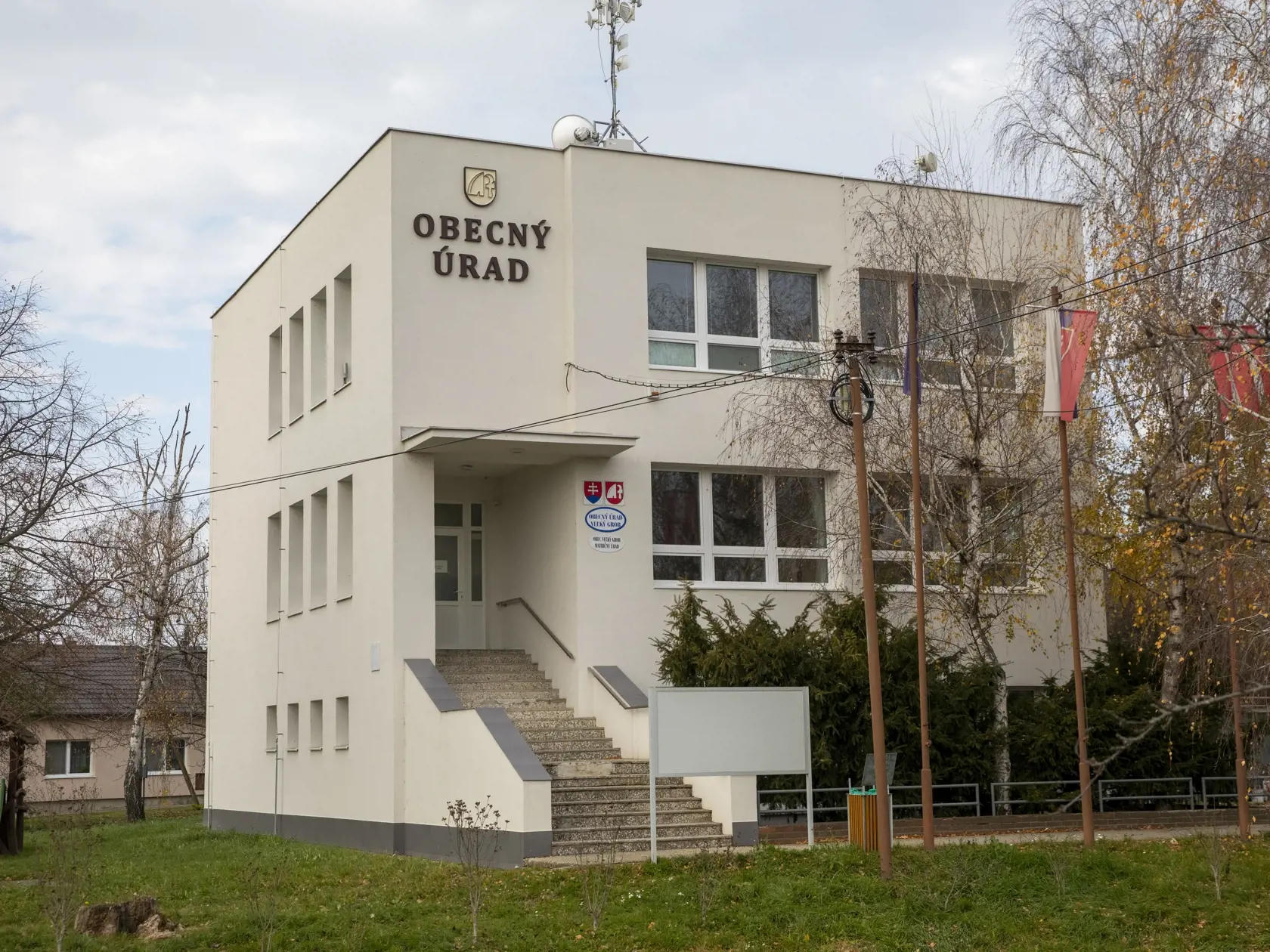 Správu o tom, že sú všetci v poriadku, pôvodne potvrdil aj starosta obce Viliam Rigo.