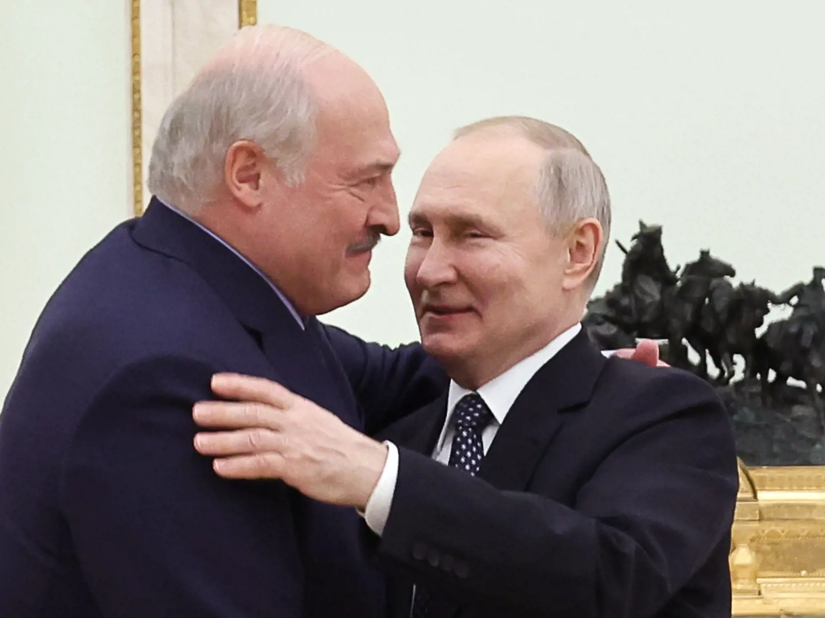 Na snímke sprava ruský prezident Vladimir Putin a bieloruský prezident Alexander Lukašenko sa objímajú počas stretnutia v Kremli v Moskve 5. apríla 2023.