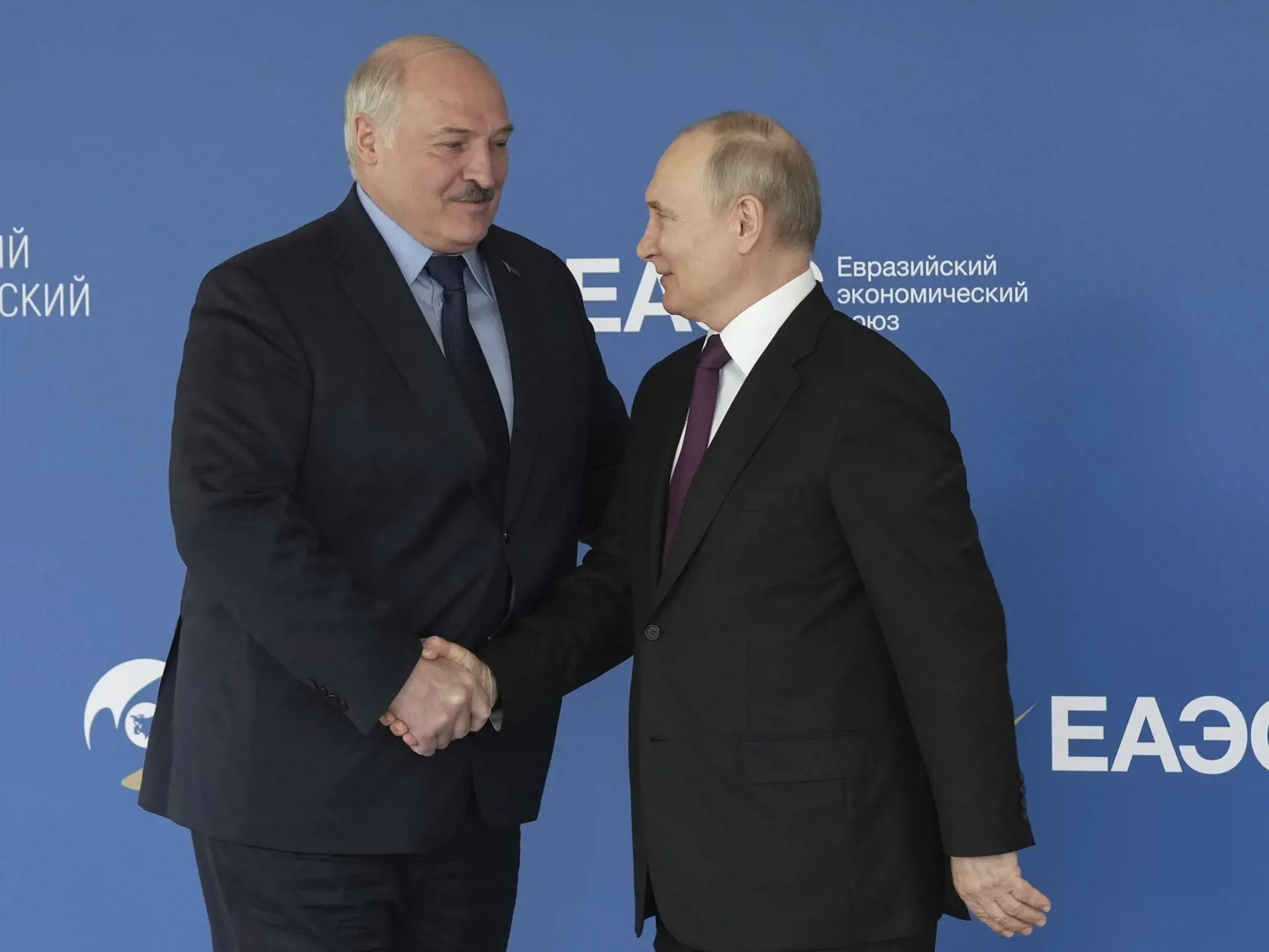 Na snímke sprava ruský prezident Vladimir Putin a bieloruský prezident Alexander Lukašenko sa vítajú pred plenárnym zasadnutím Eurázijského ekonomického fóra v Moskve v Rusku v stredu 24. mája 2023.