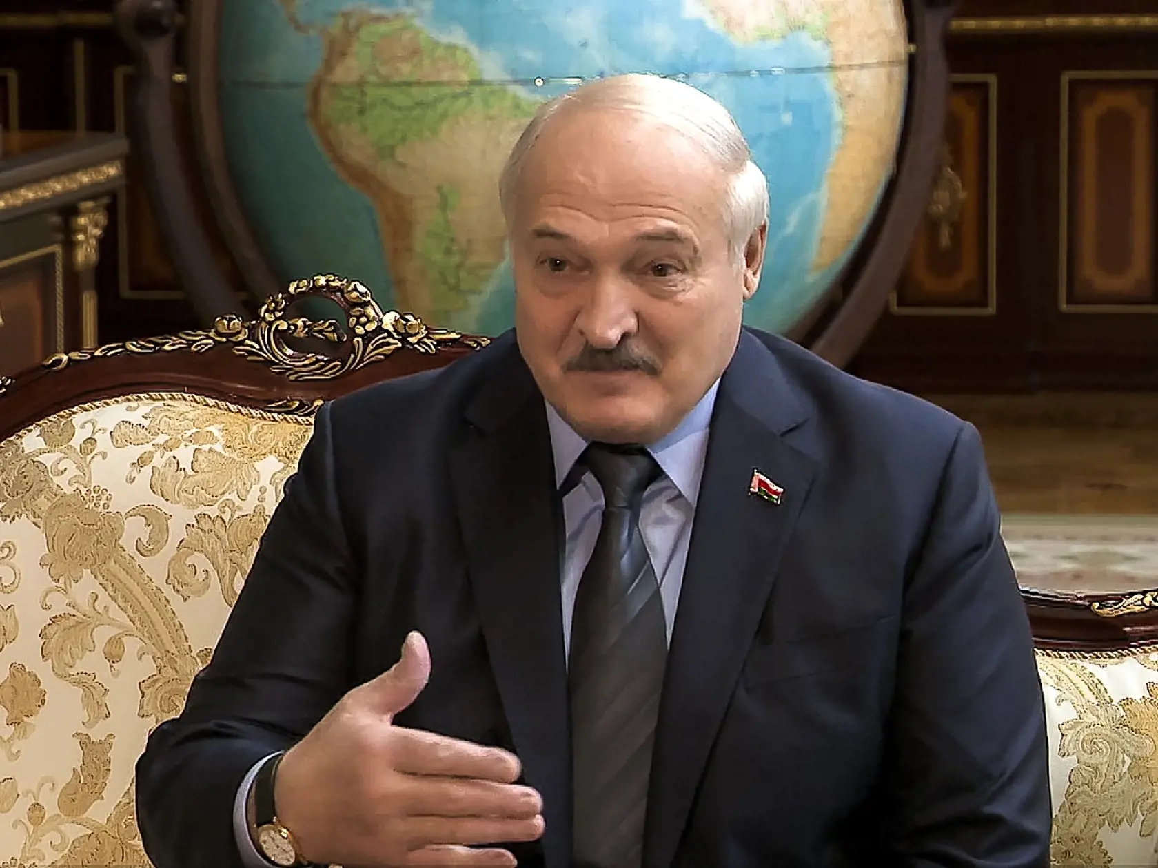 Bieloruský prezident Alexandr Lukašenko gestikuluje počas stretnutia s guvernérkou ruskej centrálnej banky Elvirou Nabiullinovou v Minsku v pondelok 28. mája 2023. Bielorusko a Rusko v blízkej budúcnosti neplánujú zaviesť spoločnú menu, uviedol v pondelok Lukašenko