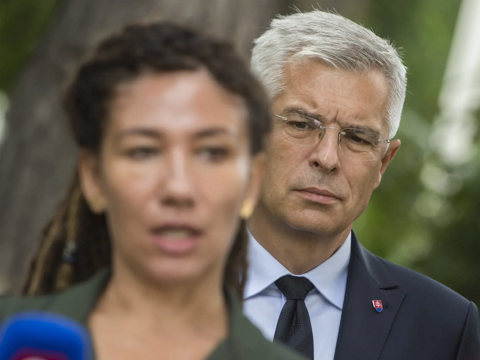 Na snímke v pozadí minister zahraničných vecí a európskych záležitostí SR Ivan Korčok počas brífingu s novinármi po stretnutí so slovenskými poslancami Európskeho parlamentu ako aj s poslancami Národnej rady SR v súvislosti s ďalším
vývojom ohľadom tragického prípadu Jozefa Chovanca v Belgicku 11. septembra 2020 v Bratislave. Na snímke v popredí Lucia Ďuriš Nicholsonová - Európski konzervatívci a reformisti, Politická príslušnosť v SR: Sloboda a Solidarita (SaS). FOTO TASR - Martin Baumann