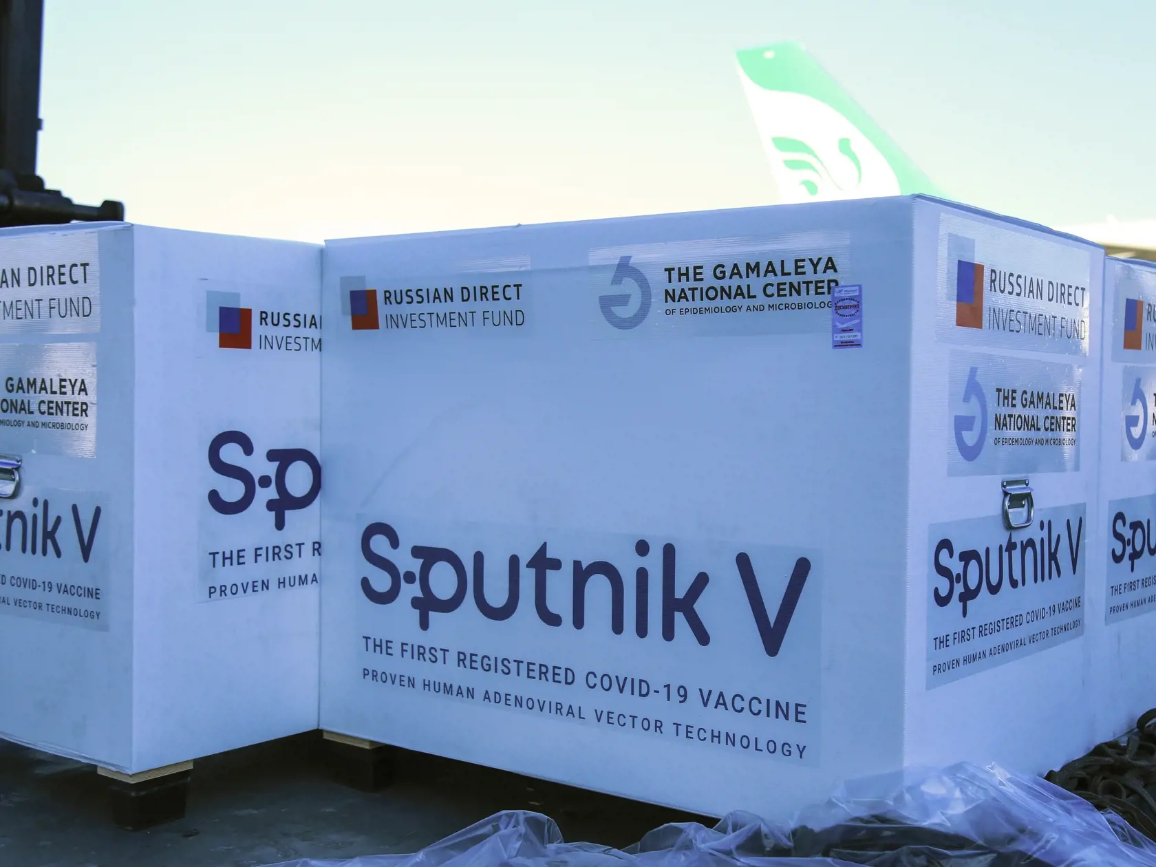 WA 23 Teherán - Na snímke prvá zásielka ruskej vakcíny Sputnik V proti koronavírusu SARS-CoV-2, ktorá dorazila do Iránu na letisko imáma Chomejního v Teheráne vo štvrtok 4. februára 2021. Iránska islamská republika, ktorá bojuje s najväčšou epidémiou nového druhu koronavírusu na Blízkom východe, vyhlásila, že sa bude spoliehať iba na vakcíny z Ruska, Indie alebo Číny, zatiaľ čo pracuje aj na vývoji vlastnej očkovacej látky. FOTO TASR/AP