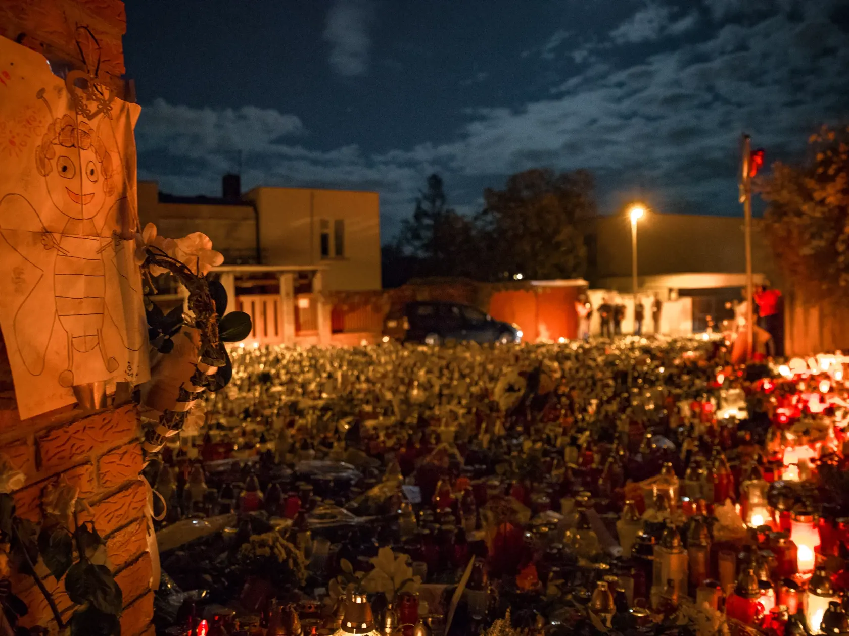 Fanúšikovia Karla Gotta si prišli uctit jeho pamiatku položením kvetov a zapálením sviečky pred spevákovu vilu v pražskej ulici Nad Bertramkou. Ulicu v priebehu niekoľkých dní doslova zaplavili tisícky kahancov a kvetín.
