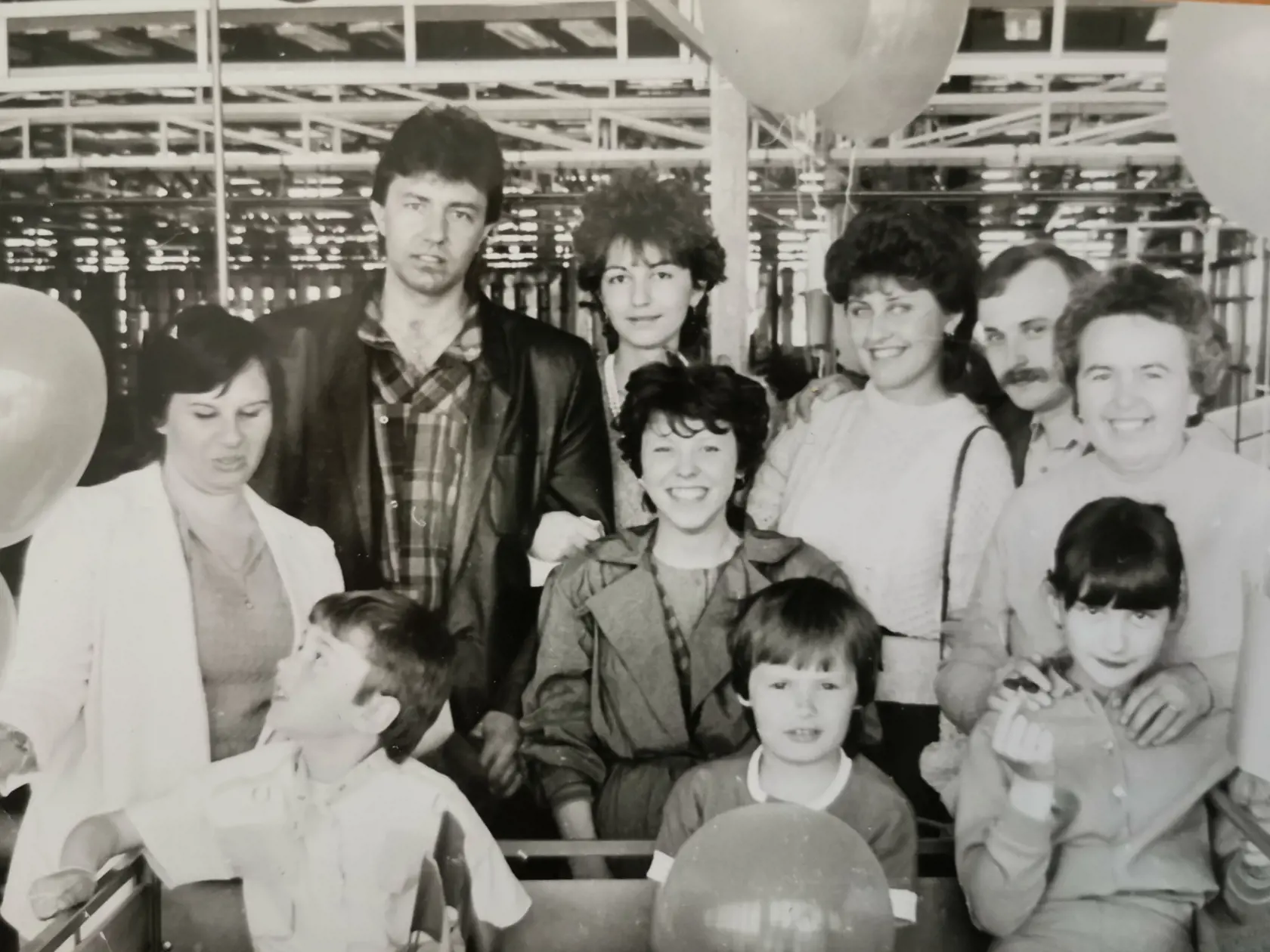 Z prvomájového sprievodu obvykle deti chodievali z rodičmi do podnikov, kde pracovali. Takto to vyzeralo v roku 1998 vo svetoznámom trenčianskom odevnom závode Odeva. Deťom tu rozdávali  balóniky plnené héliom a lízatká.