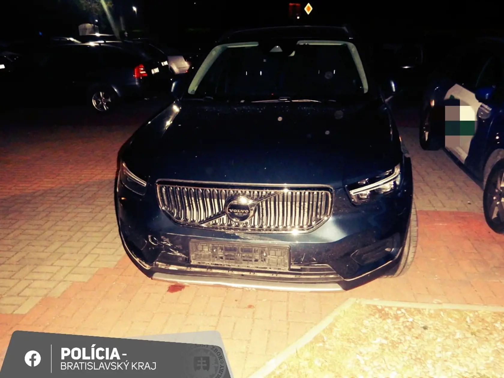 Vajdovej Volvo narazilo prednou časťou do tam zaparkovaného vozidla zn. Renault.
