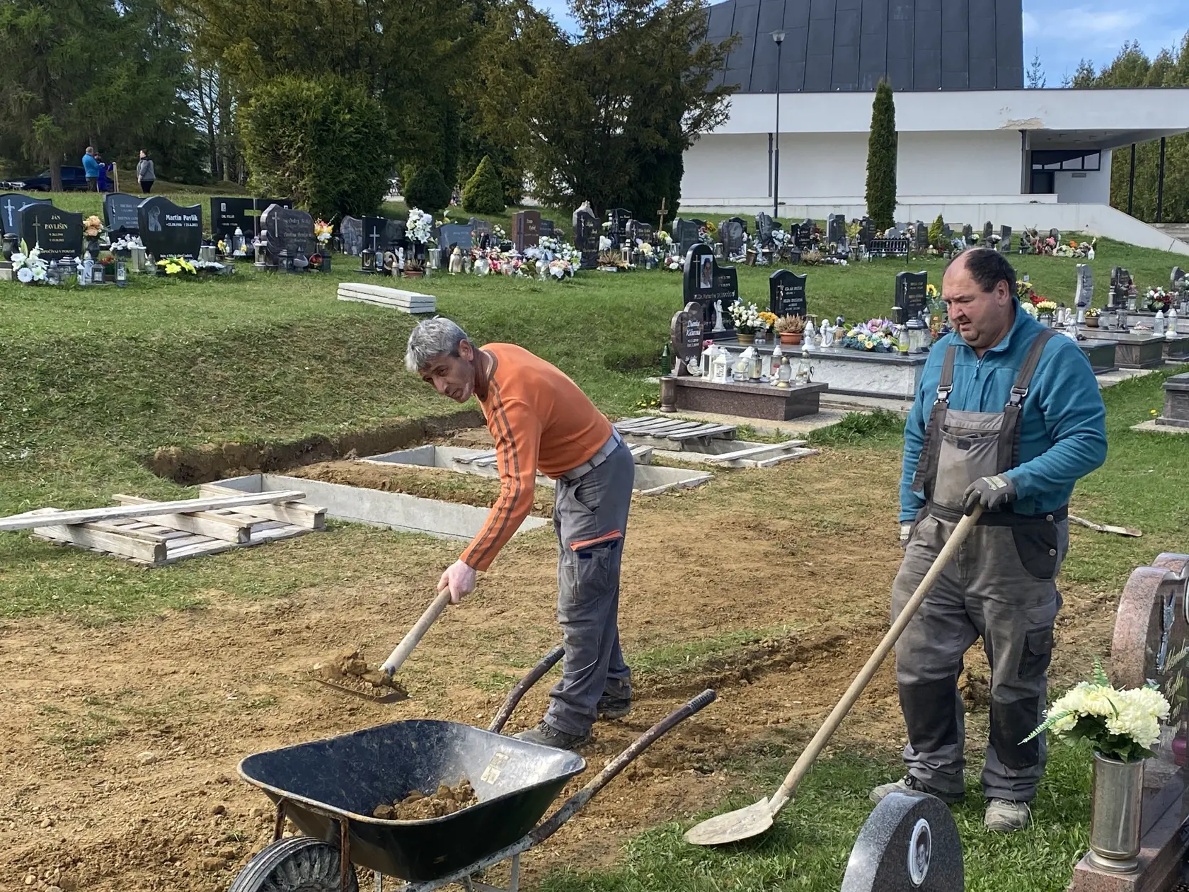 Prípravy na pohreb troch zosnulých gymnazistiek zo StarejĽubovne, ktoré zomreli 6. 4. 2024 pri nehode v Spišskom Podhradí neďaleko Spišskej Kapituly.
