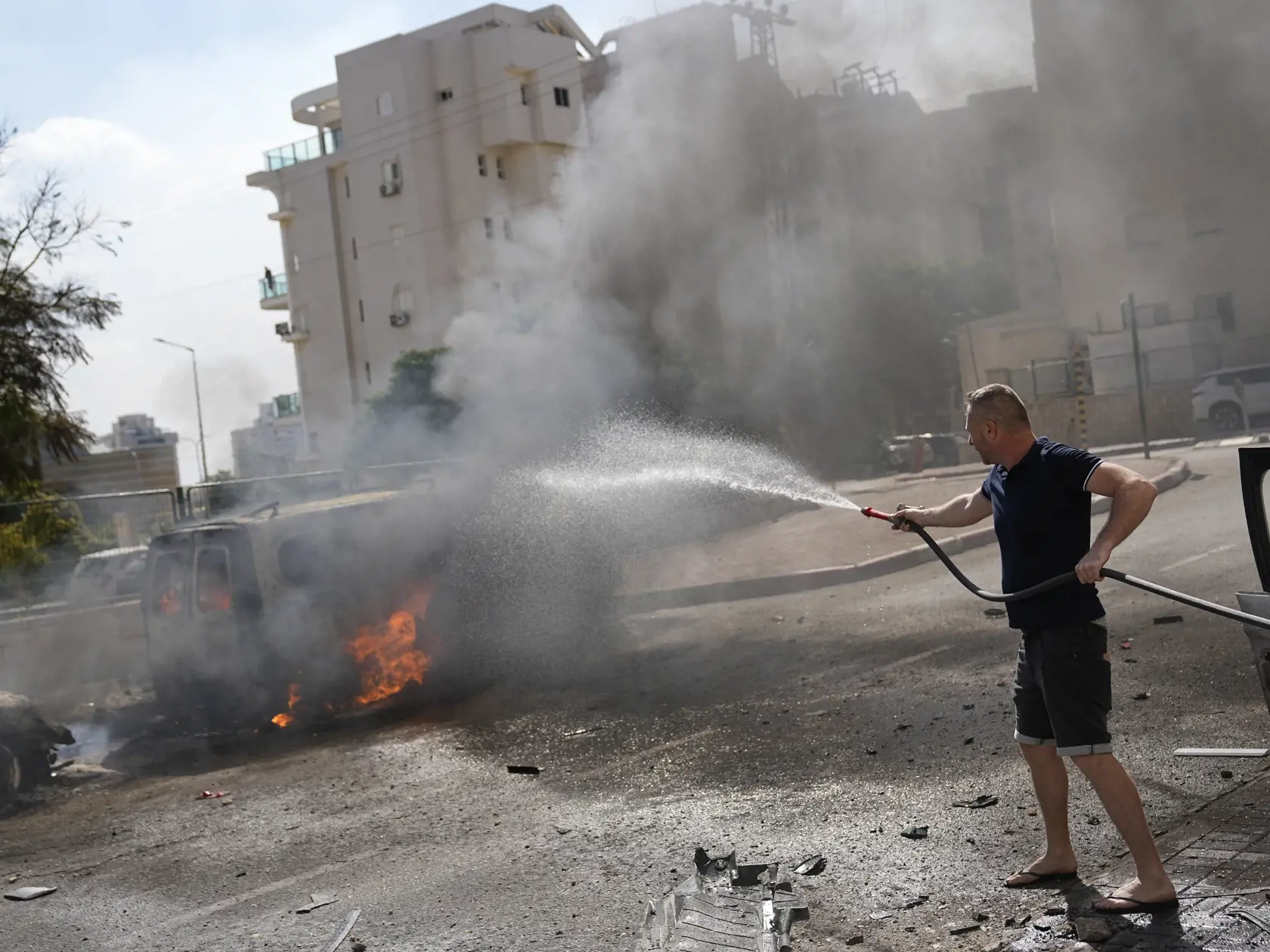 JB 12 Aškelon - Horiace autá na ulici po tom, ako ich zasiahli rakety vystrelené z pásma Gazy v izraelskom meste Aškelon 7. októbra 2023. Vodca islamistického hnutia Hamas oznámil, že táto ozbrojená skupina začala novú vojenskú operáciu proti Izraelu. V Jeruzaleme sa rozozvučali sirény oznamujúce letecký poplach. TASR správu prevzala v sobotu z agentúr AP a AFP. FOTO TASR/AP

Cars are on fire after they were hit by rockets from the Gaza Strip in Ashkelon, Israel, on Saturday, Oct. 7, 2023. Pales