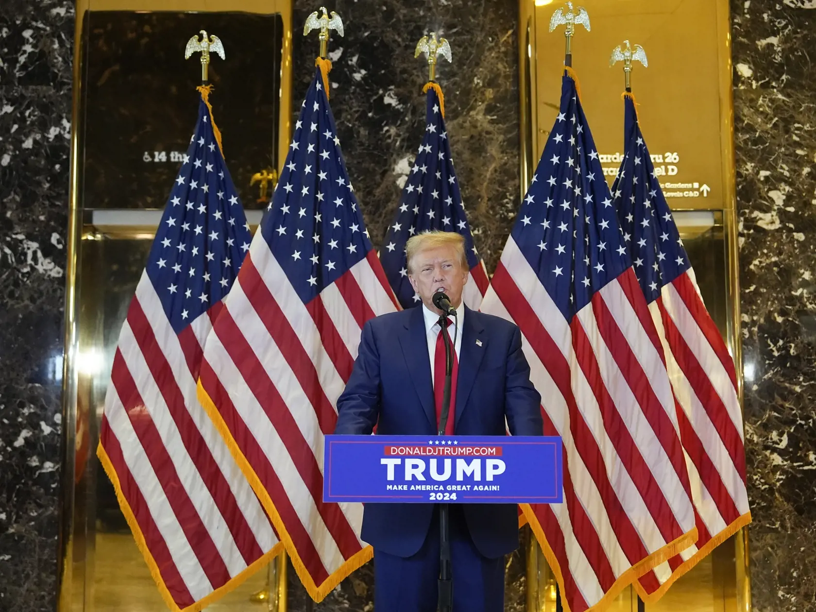 KK58 New York - Bávylý americký prezident Donald Trump hovorí počas tlačovej konferencie 31. mája 2024 v New Yorku. Bývalý americký prezident Donald Trump sa v piatok ohradil voči verdiktu newyorského súdu, ktorý ho uznal za vinného v kauze podplácania a falšovania obchodných záznamov. Súdny proces označil za "veľmi nespravodlivý" a prisľúbil, že sa voči rozsudku odvolá. FOTO TASR/AP
Former President Donald Trump speaks during a news conference at Trump Tower, Friday, May 31, 2024, in New York. 