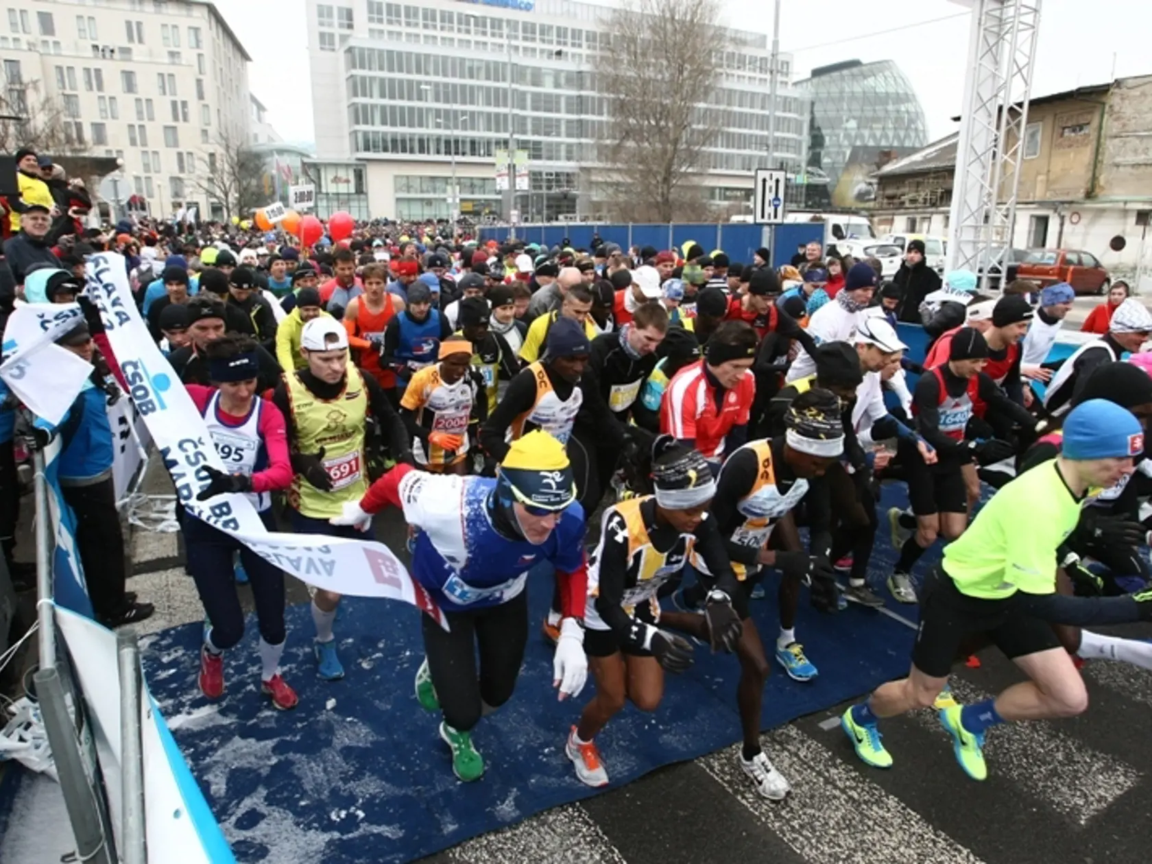 V mrazivom
počasí a v snehu sa v nedeľu
bežal Bratislavský maratón.
Padlo hneď niekoľko rekordov