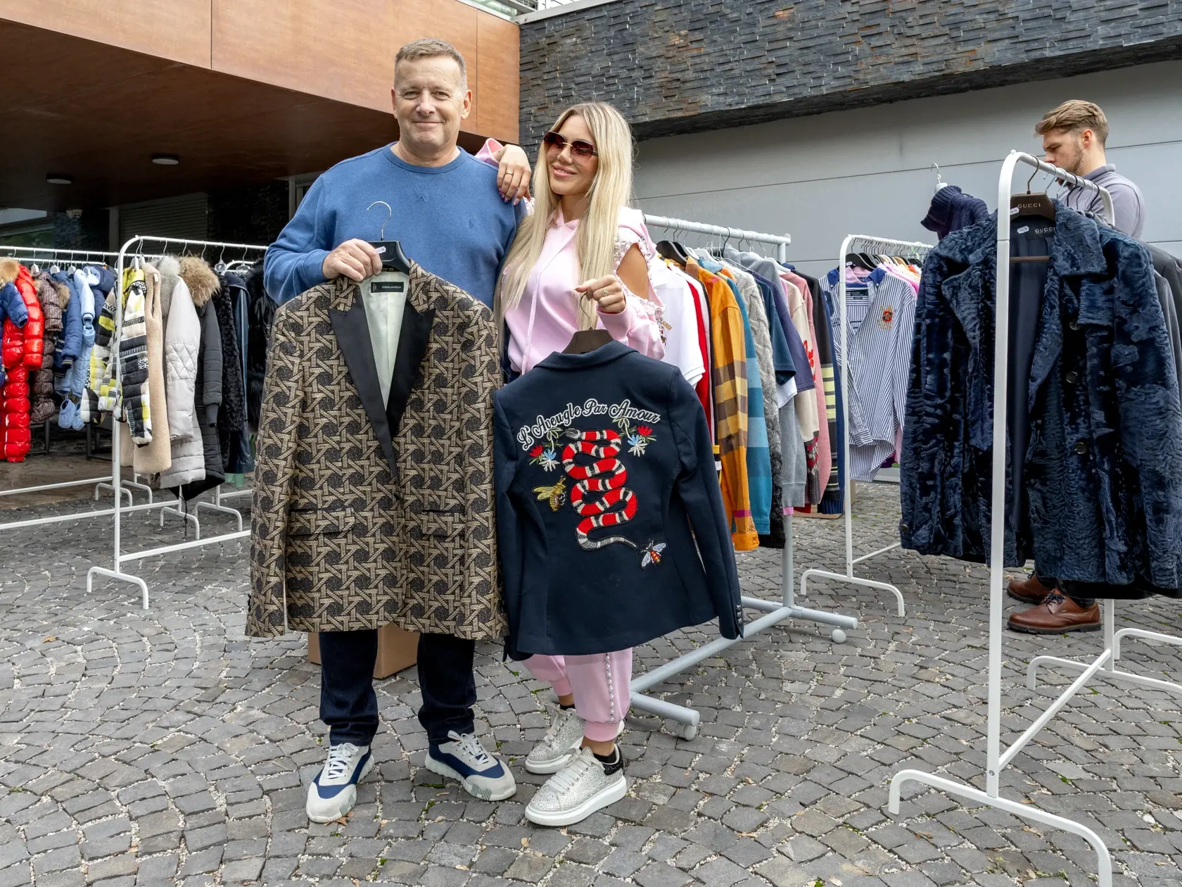 Garážový výpredaj u politika a podnikateľa Borisa Kollára, ktorý zorganizovala jeho partnerka Laura Vizváryová. Výťažok plánuje venovať pre psí útulok.