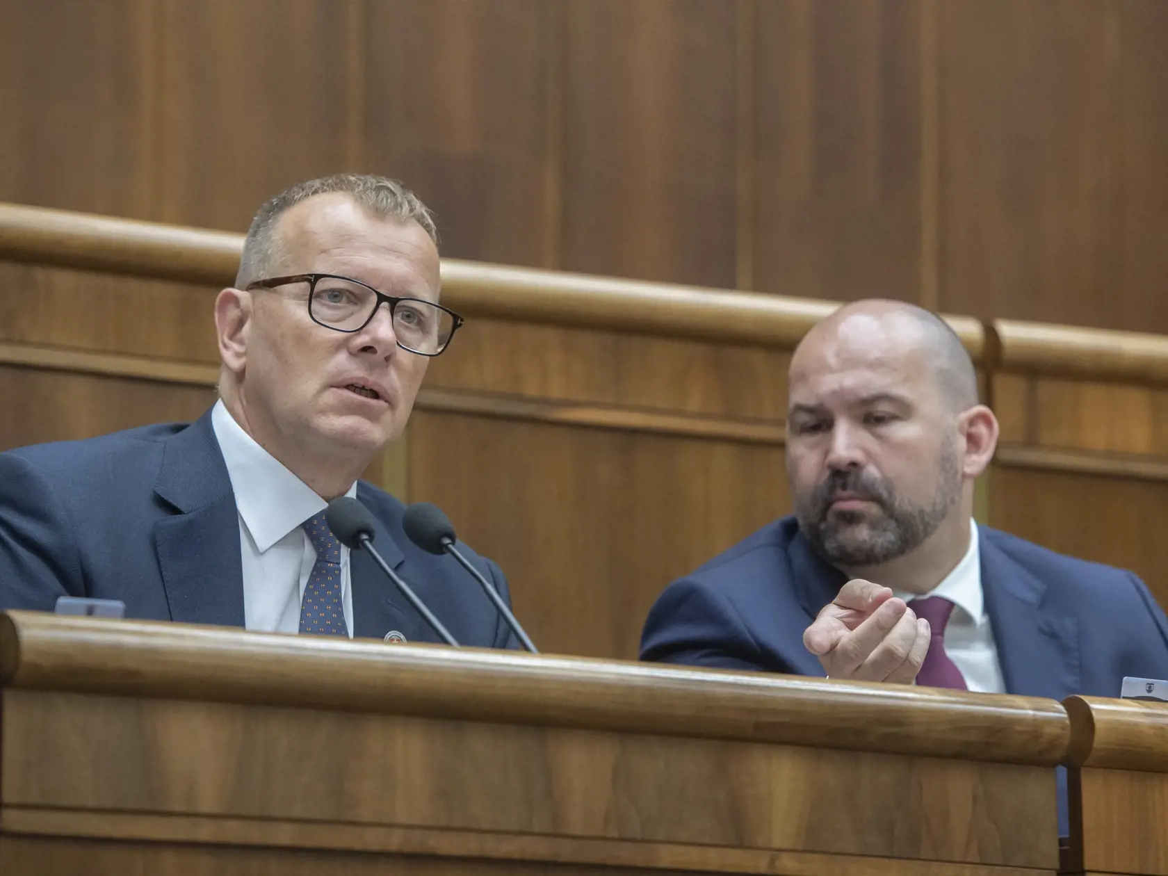 Na snímke zľava predseda parlamentu Národnej rady (NR) Slovenskej republiky (SR) Boris Kollár a podpredseda NR SR Peter Pčolinský (obaja Sme rodina) počas 93. schôdze parlamentu v Bratislave v pondelok 29. mája 2023. FOTO TASR - Martin Baumann	
