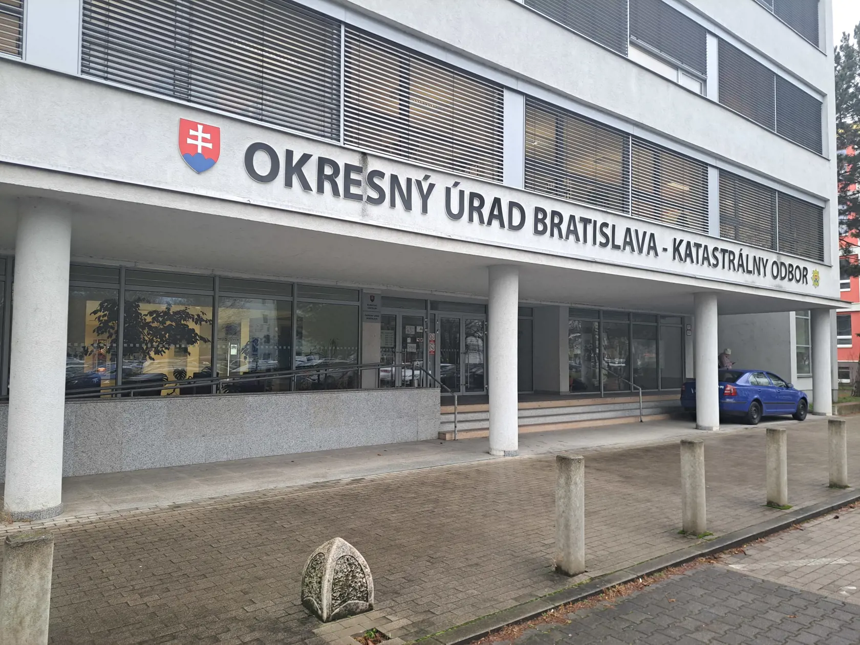 Počas tých pár minút, ktoré sme tam strávili, navštívili kataster štyria ľudia.
