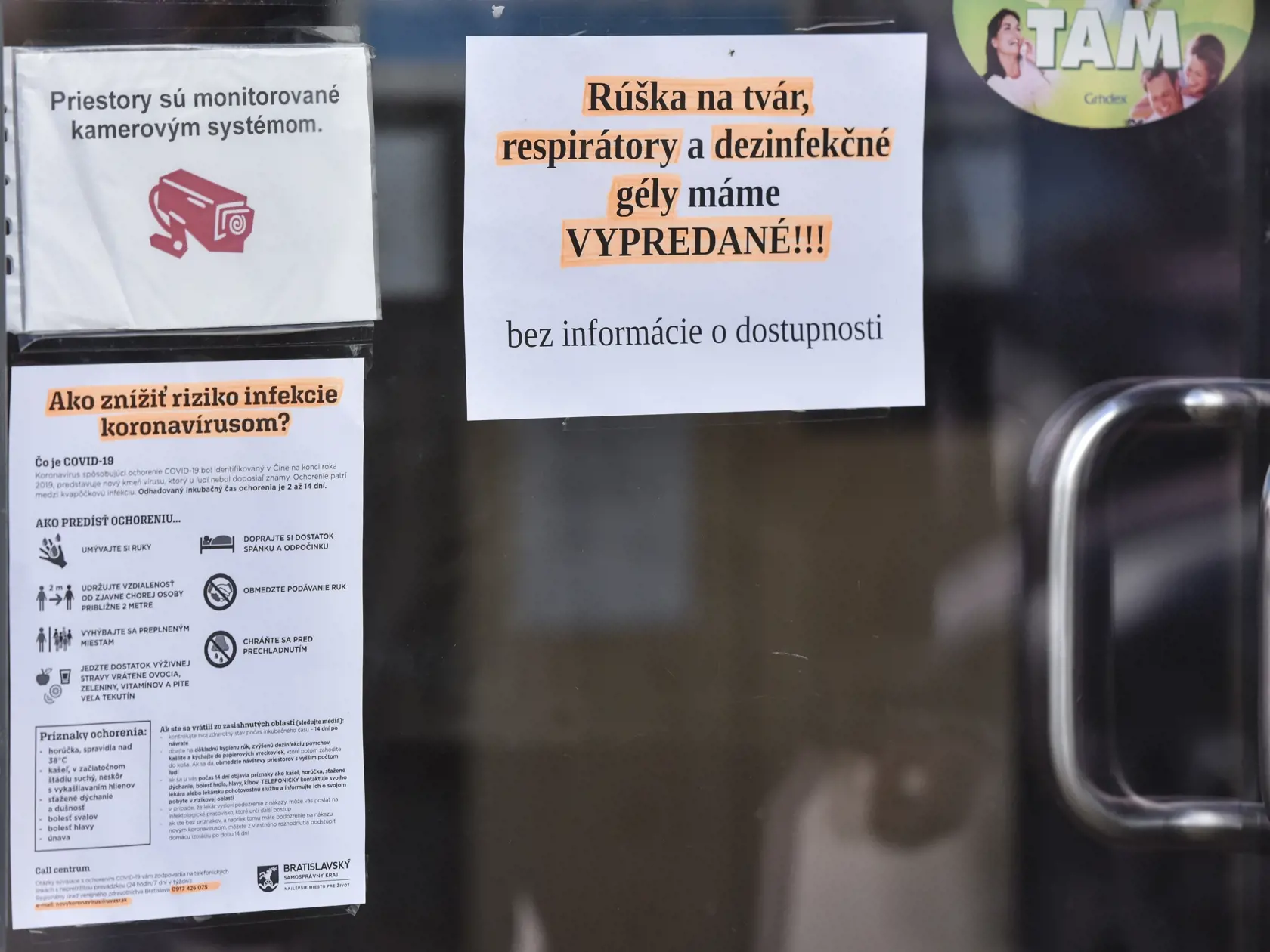 Na snímke oznam o vypredaní rúšok na tvár a dezinfekčných gélov na dverách lekárne 12. marca 2020 v Bratislave. FOTO TASR - Pavol Zachar