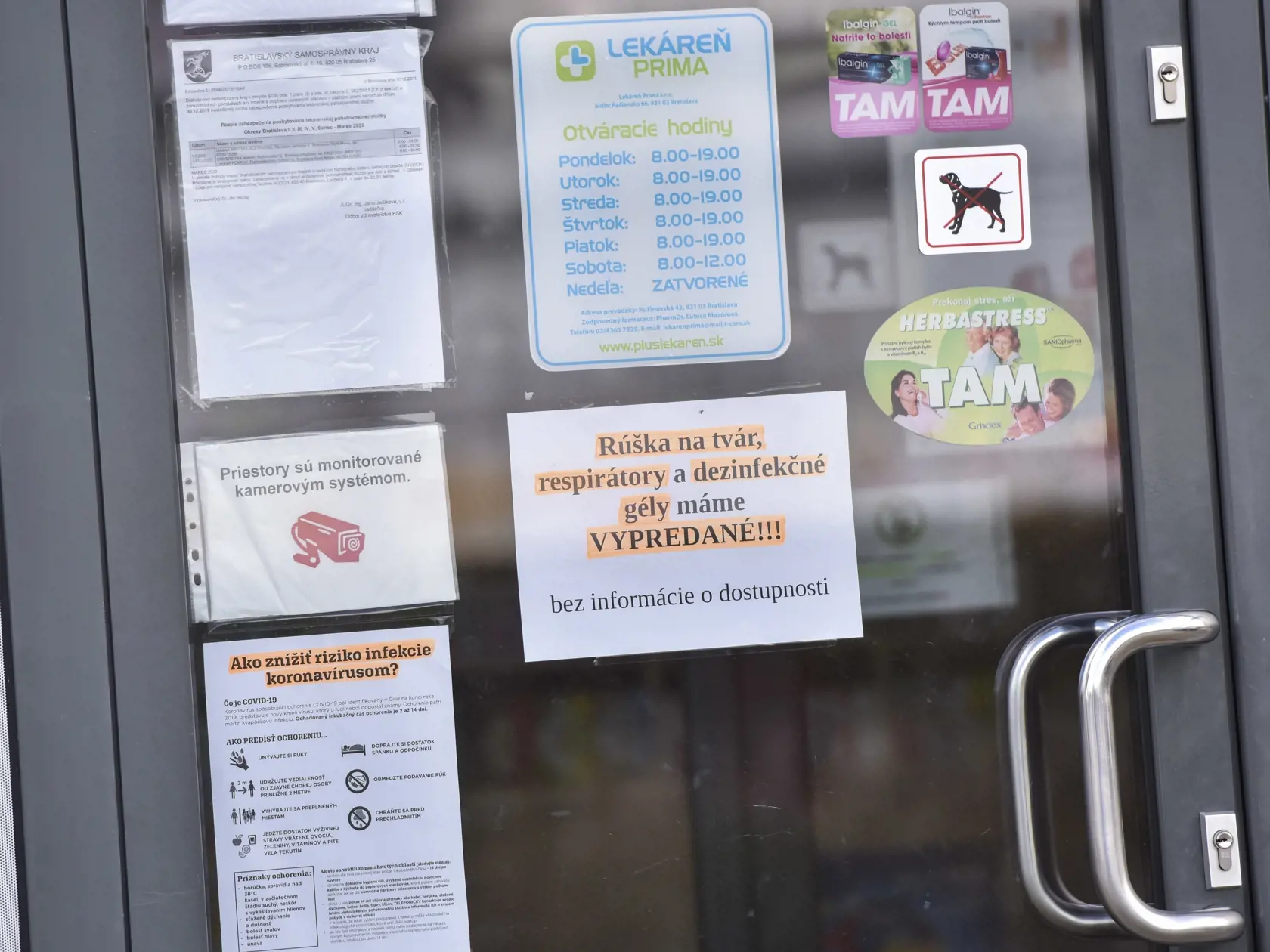 Na snímke oznam o vypredaní rúšok na tvár a dezinfekčných gélov na dverách lekárne 12. marca 2020 v Bratislave. FOTO TASR - Pavol Zachar