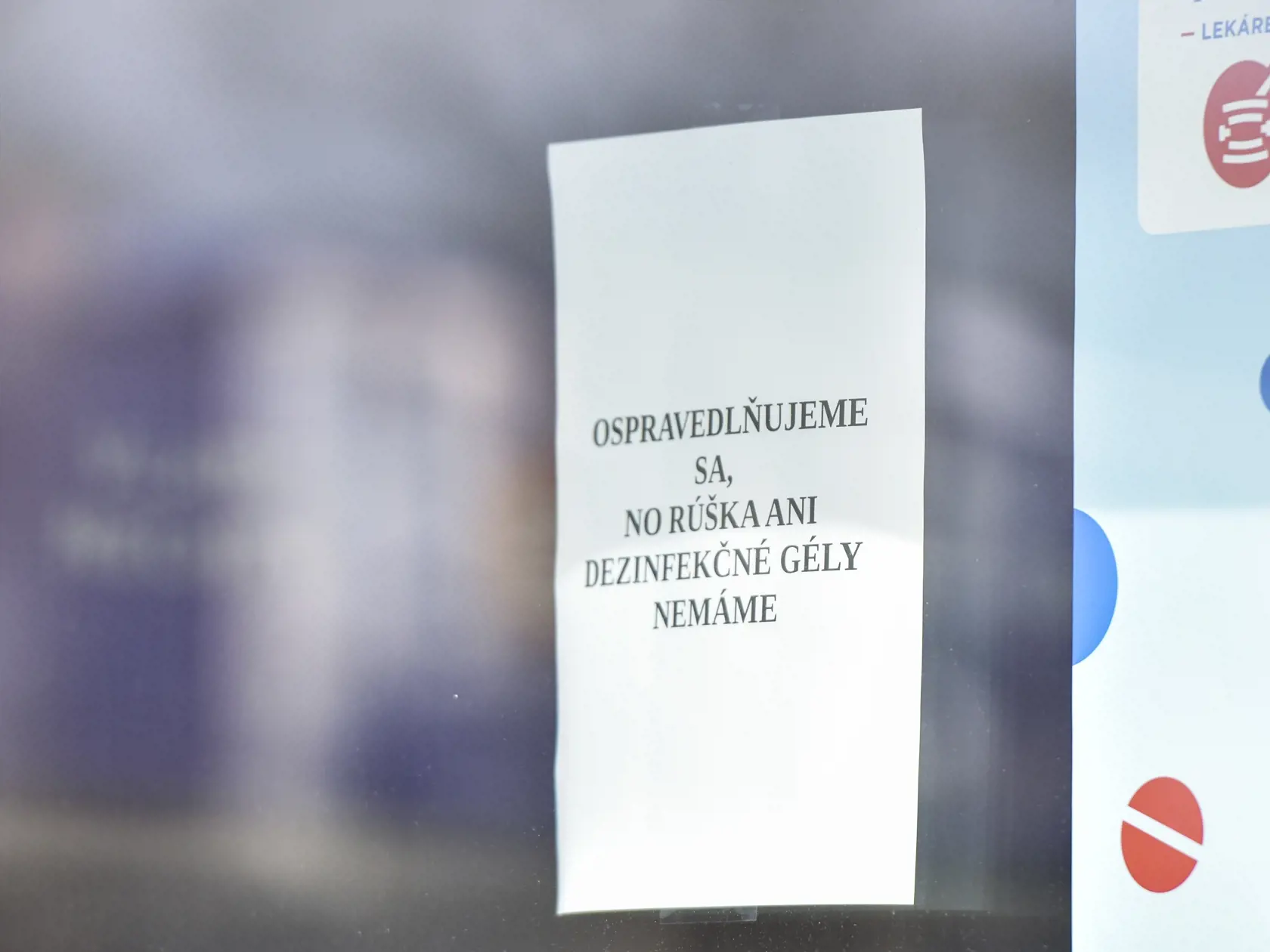 Na snímke oznam o vypredaní rúšok na tvár a dezinfekčných gélov na dverách lekárne 12. marca 2020 v Bratislave. FOTO TASR - Pavol Zachar