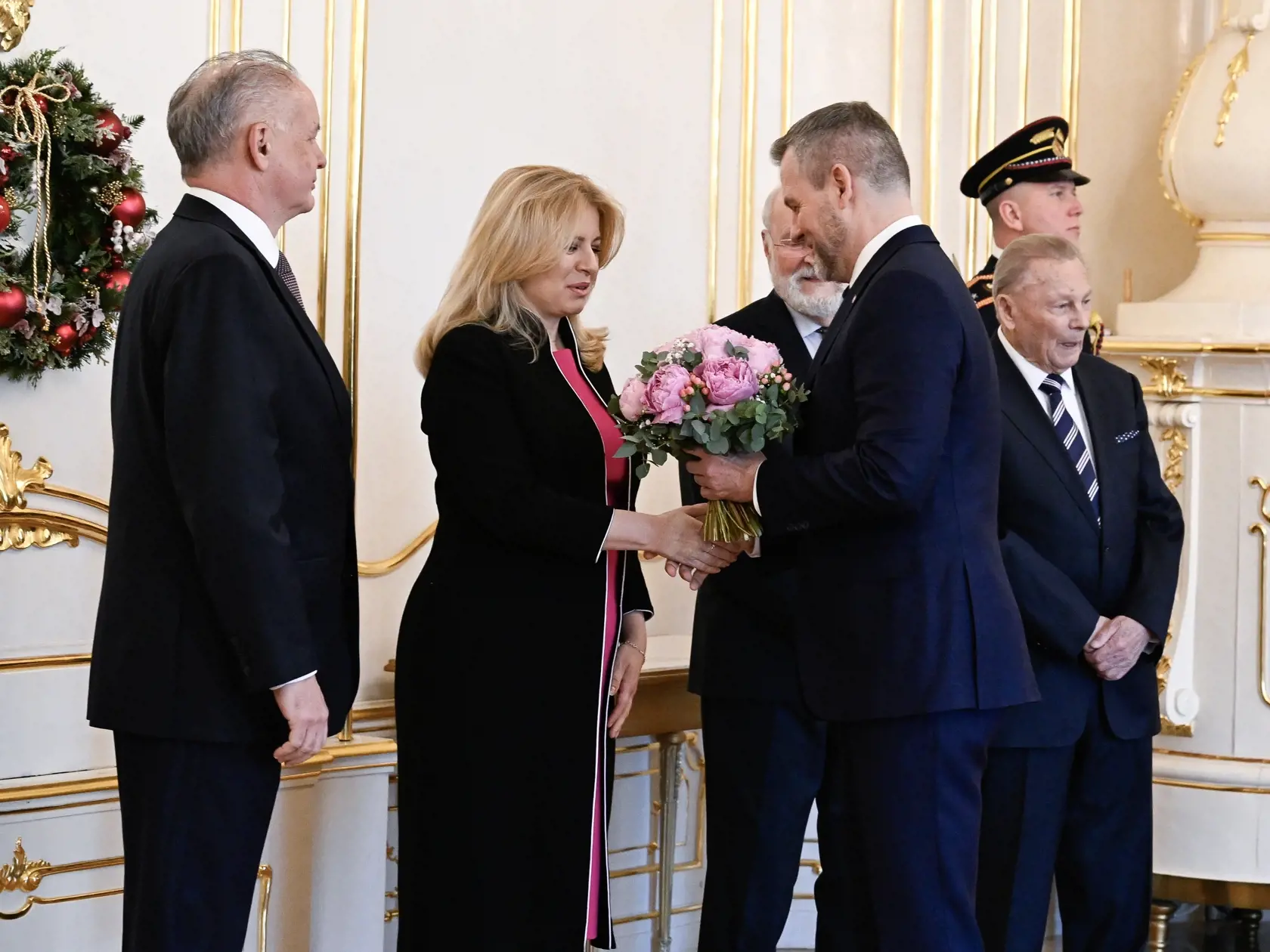 Na snímke bývalí prezidenti SR zľava Andrej Kiska, Zuzana Čaputová, súčasná hlava štátu Peter Pellegrini, Ivan Gašparovič a Rudolf Schuster počas stretnutia prezidentov na tradičnom novoročnom obede v pondelok 13. januára 2025 v Prezidentskom paláci v Bratislave. FOTO TASR - Pavel Neubauer


