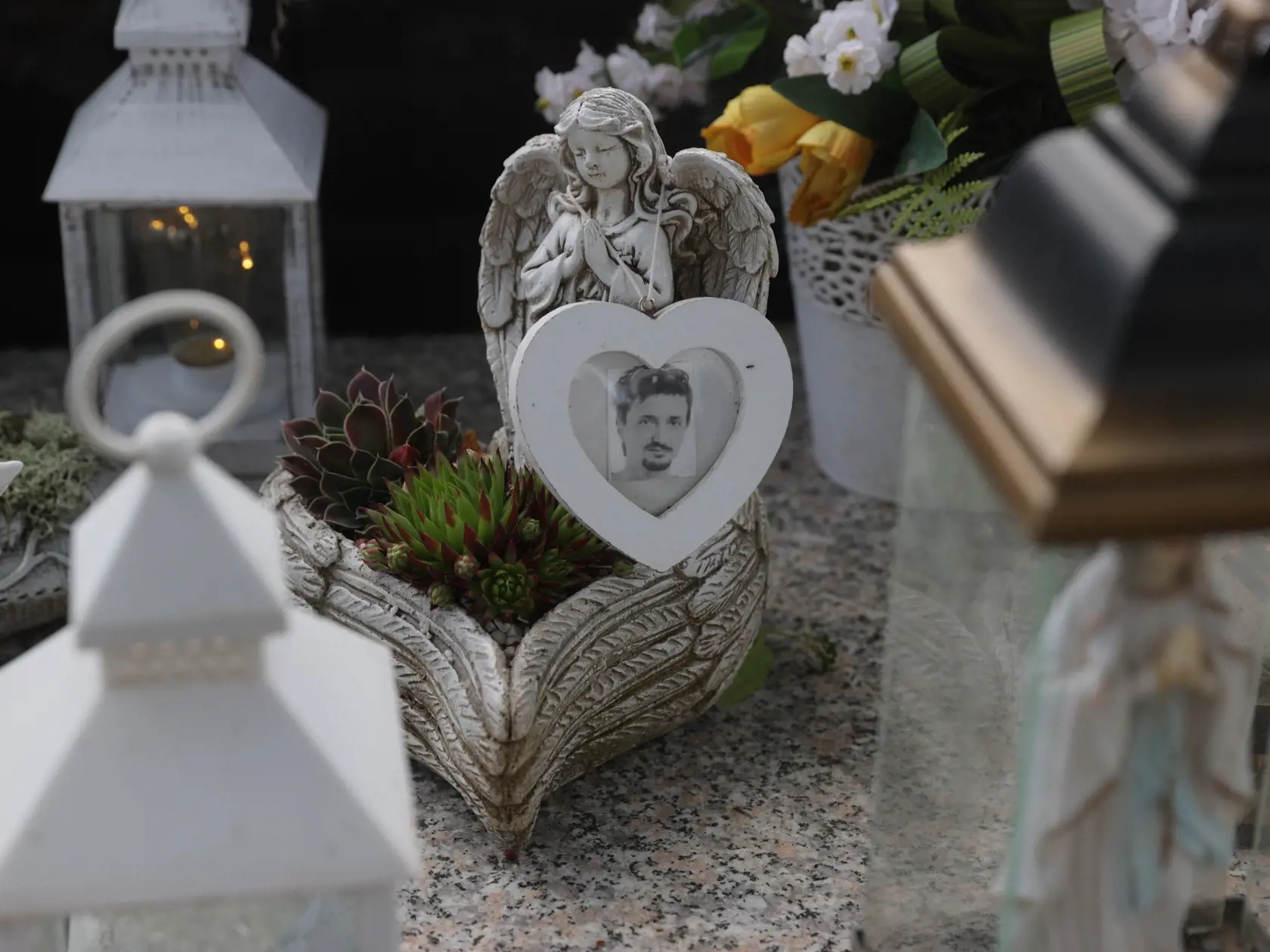 Máj 2024: Dano už má na cintoríne tmavý mramorový náhrobok, aj keď na ňom ešte chýba pomník s menom. Celý je obložený anjelikmi a množstvom kahancov, nechýba ani Danova fotka v bielom srdiečku.