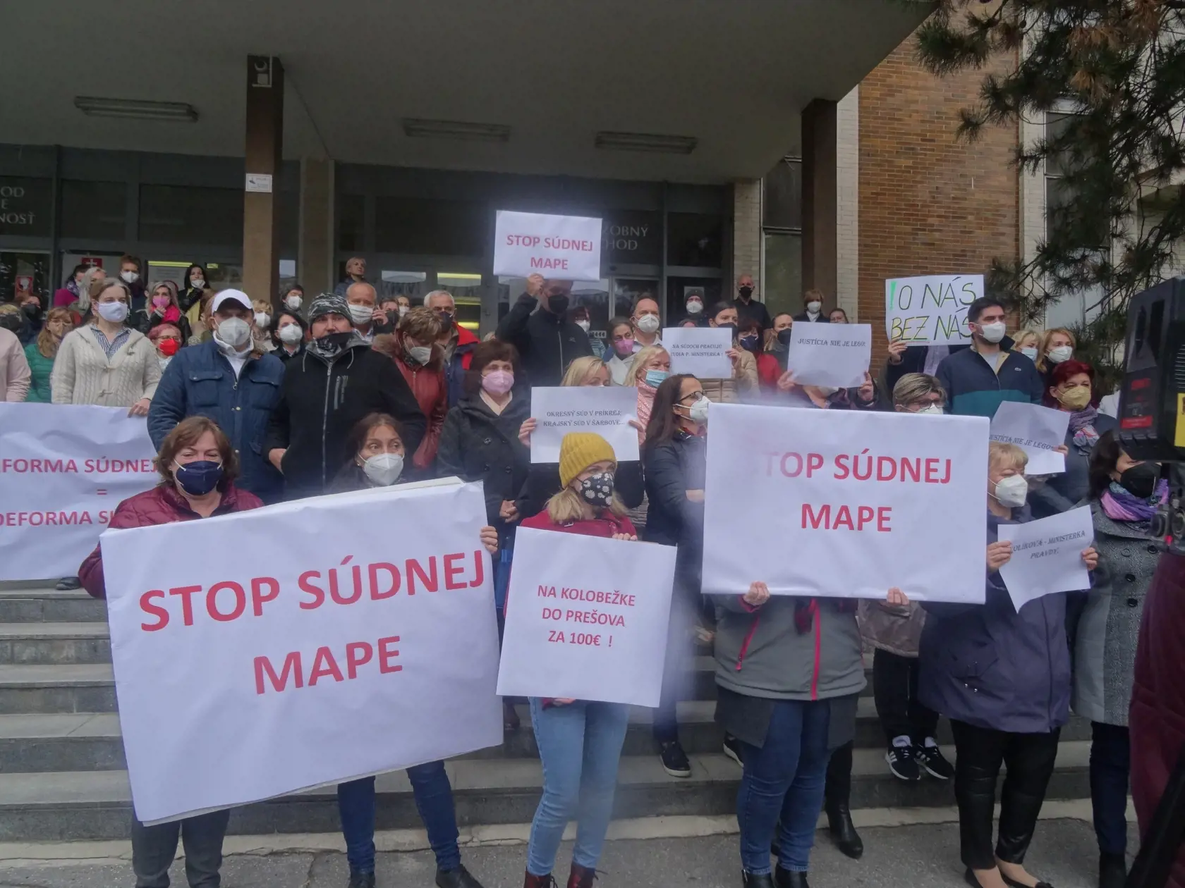 Veľavravné transparenty, ktorými hodnotia ich autori reformu súdnej mapy.