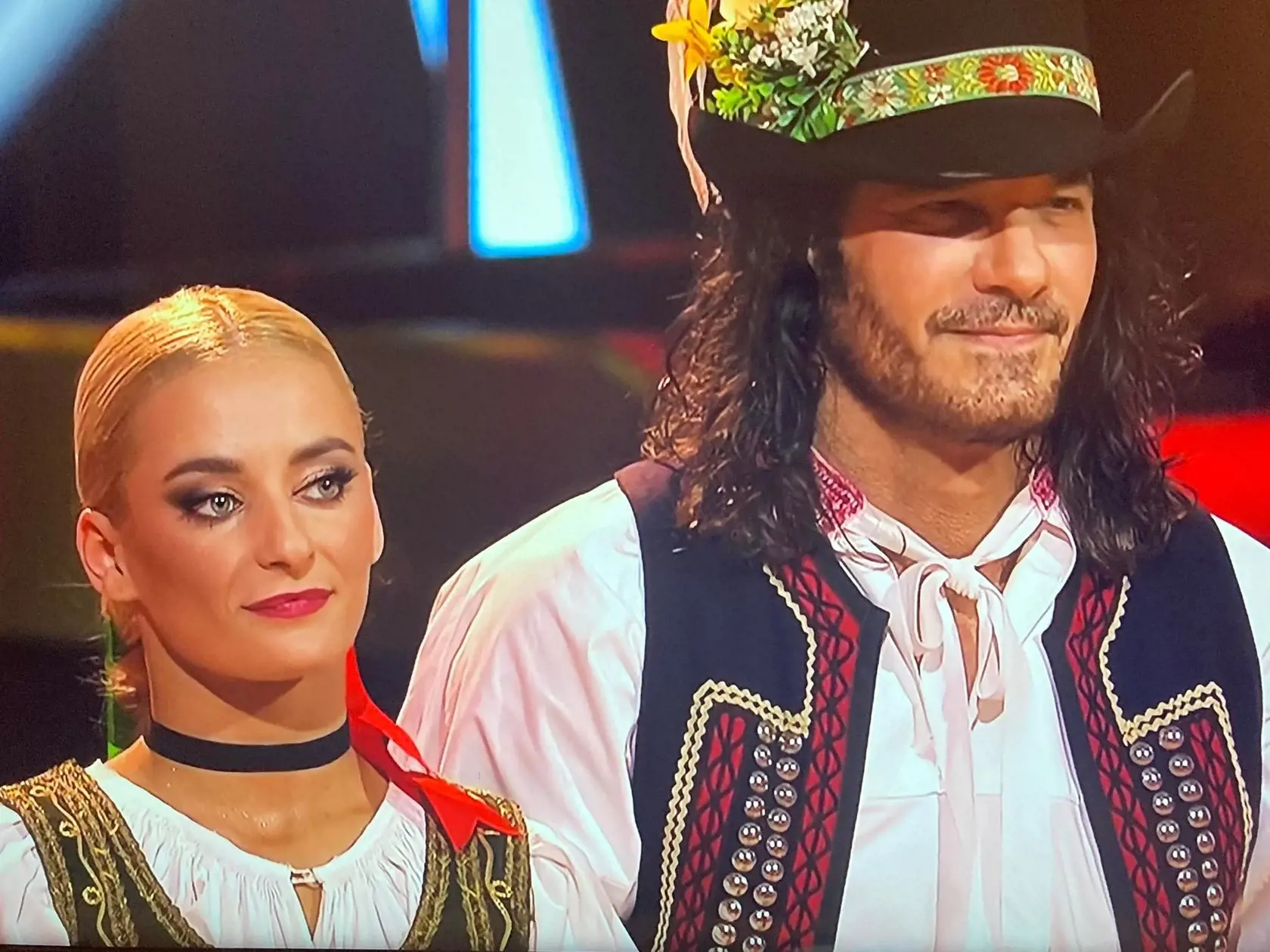 Šou opustil počas veľkonočného kola, v ktorom si zatancoval aj ľudový tanec. Na snímke s jeho tanečnou partnerkou Vanesou Indrovou.