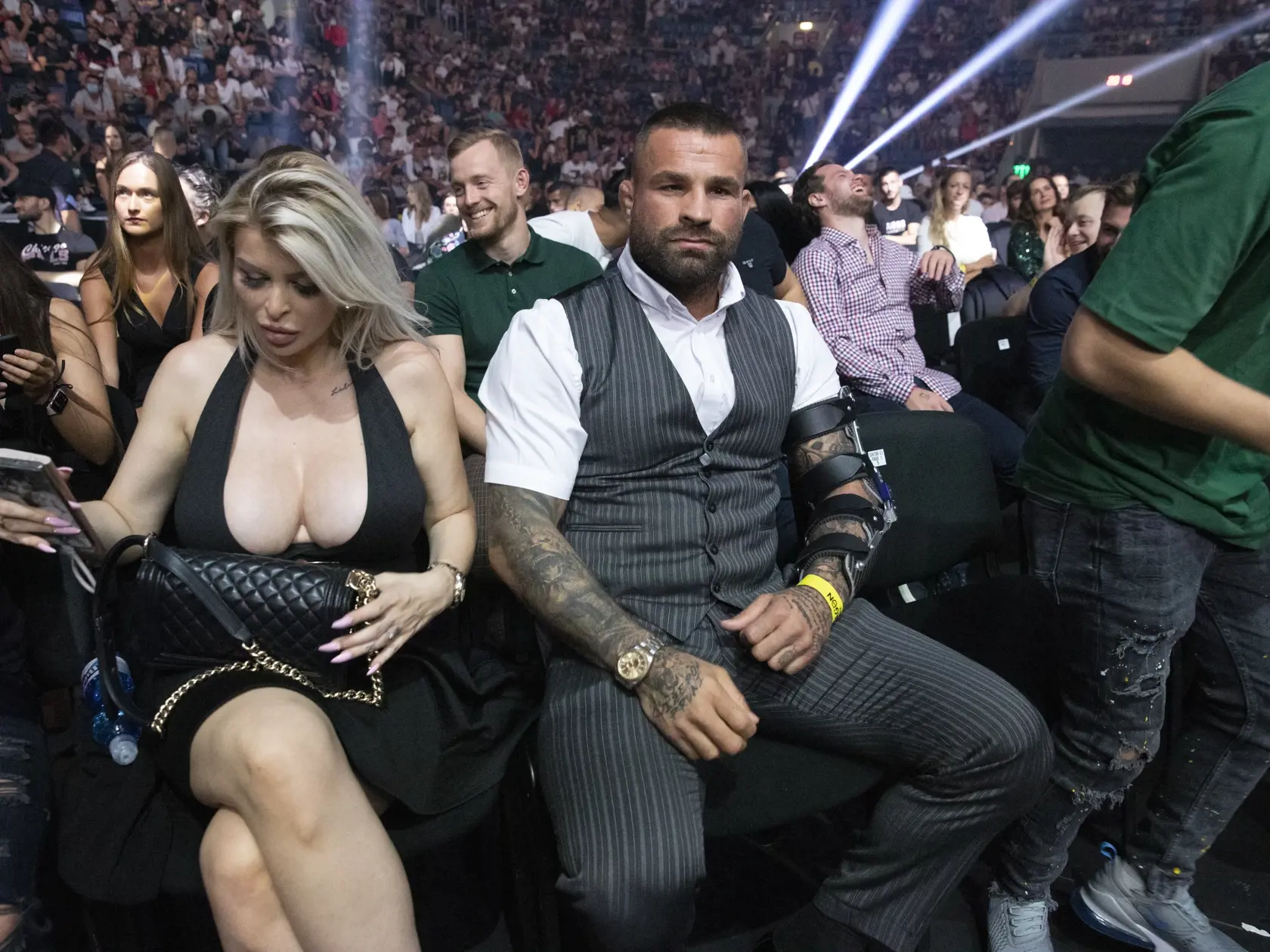 Na snímke je s český bojovník Karlos Vémola a jeho snúbenica slovenská playmate Lela Ceterová (vľavo) a snúbenica bojovníka Gábora Borarosa Monika Jakliová (vpravo).  Oktagon 27 MMA, najväčšia česko-slovenská organizácia turnajov bojových športov. Akcia sa uskutočnila na štadióne Ondreja nepelu v Bratislave.