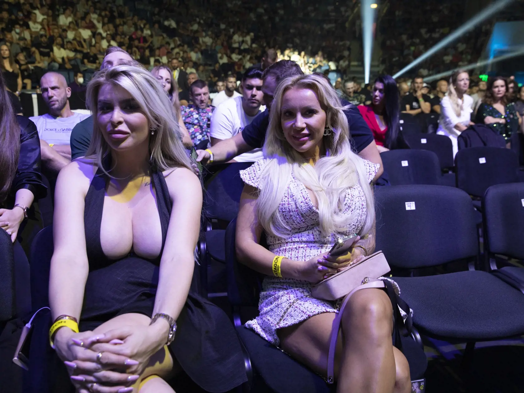 Na snímke je snúbenica českého bojovníka Karlosa Vémolu slovenská playmate Lela Ceterová (vľavo) a snúbenica bojovníka Gábora Borarosa Monika Jakliová (vpravo).  Oktagon 27 MMA, najväčšia česko-slovenská organizácia turnajov bojových športov. Akcia sa uskutočnila na štadióne Ondreja nepelu v Bratislave.