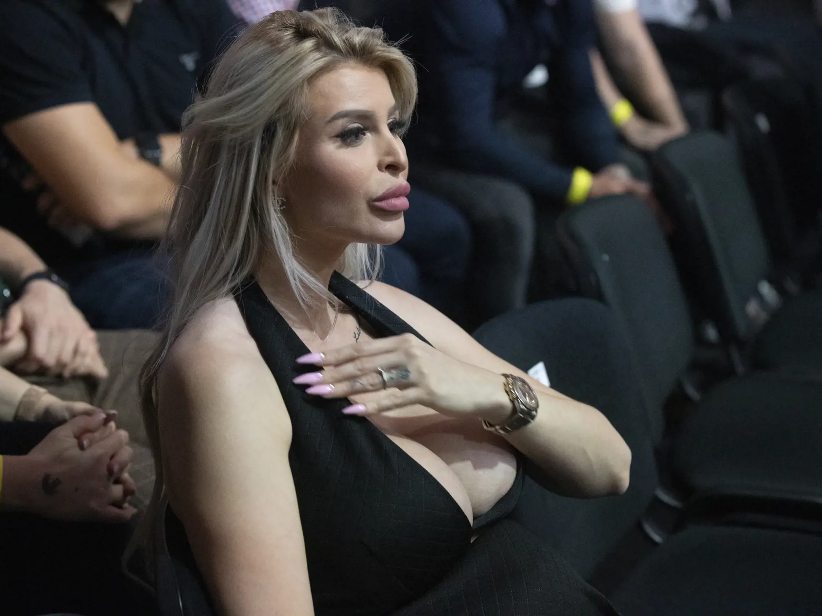 Na snímke je snúbenica českého bojovníka Karlosa Vémolu slovenská playmate Lela Ceterová (vľavo) a snúbenica bojovníka Gábora Borarosa Monika Jakliová (vpravo).  Oktagon 27 MMA, najväčšia česko-slovenská organizácia turnajov bojových športov. Akcia sa uskutočnila na štadióne Ondreja nepelu v Bratislave.