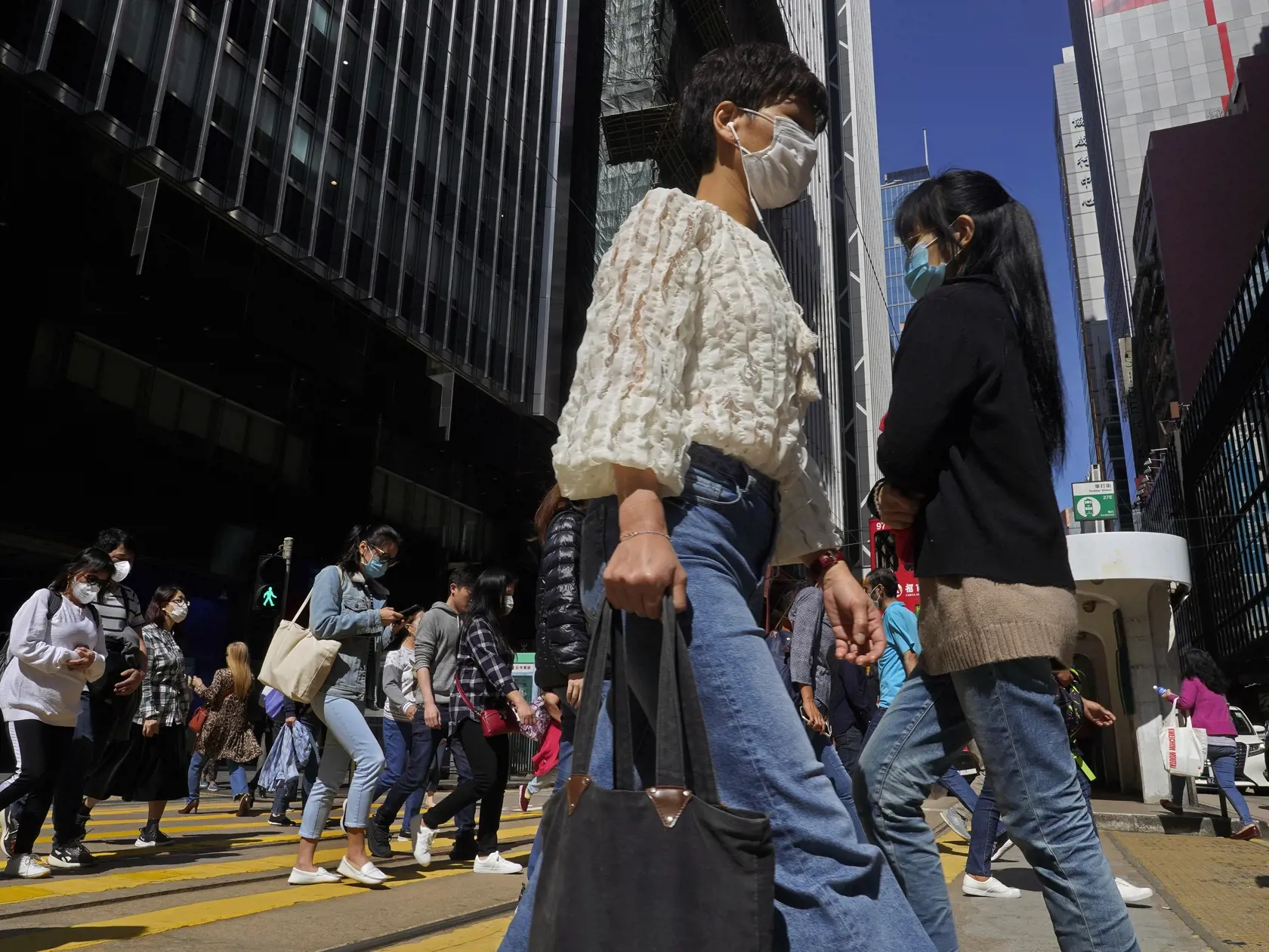 MIK 13 Hongkong - Na snímke ľudia s ochrannými rúškami kráčajú cez ulicu v centre Hongkongu 26. februára 2020. FOTO TASR/AP


People wearing face masks walk on a down town street in Hong Kong Wednesday, Feb. 26, 2020. COVID-19 viral illness has sickened tens of thousands of people in China since December. (AP Photo/Vincent Yu)