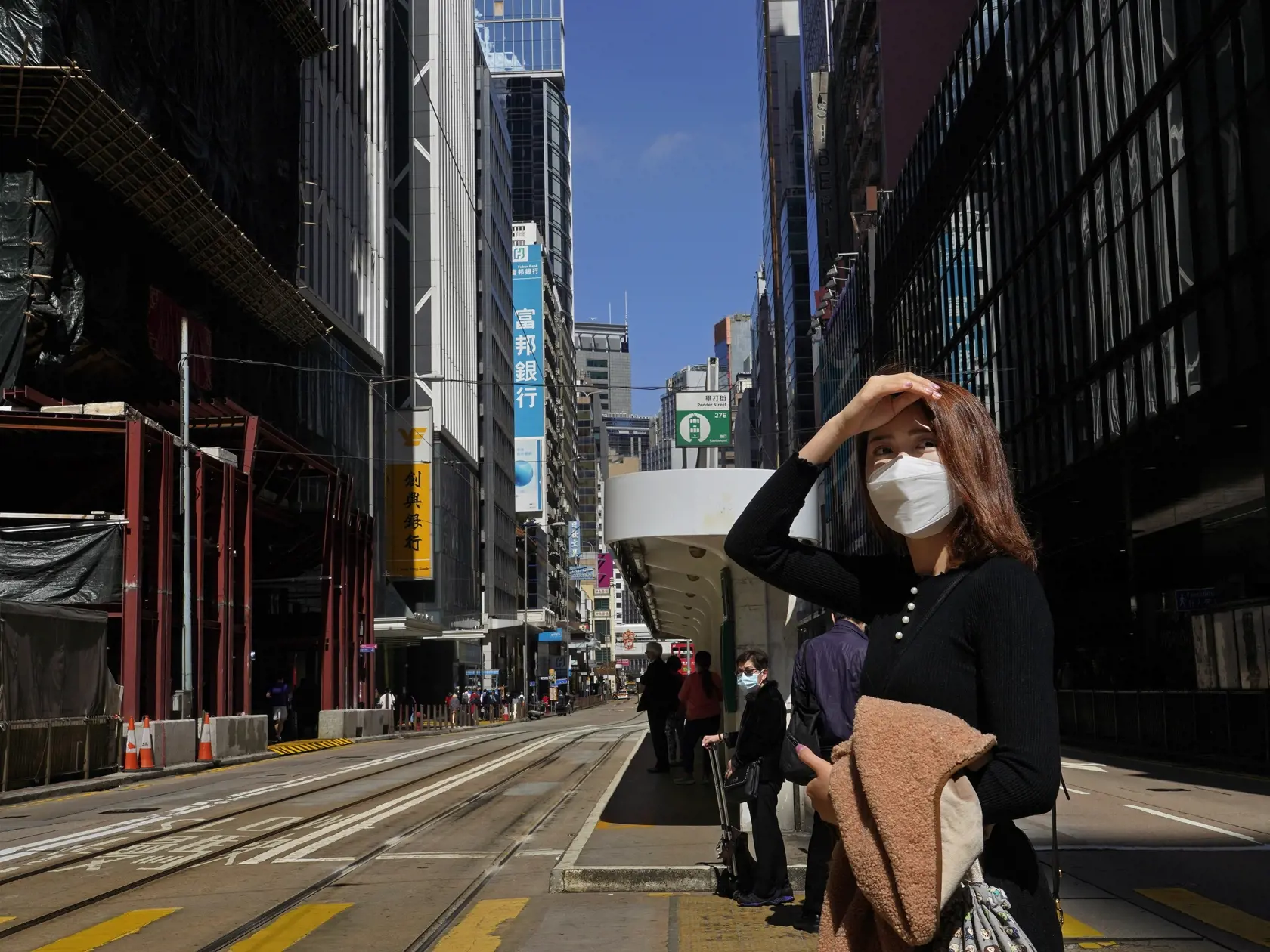 MIK 14 Hongkong - Na snímke žena s ochranným rúškom kráča cez ulicu v centre Hongkongu 26. februára 2020. FOTO TASR/AP

A woman wearing face mask walks on a down town street in Hong Kong Wednesday, Feb. 26, 2020. COVID-19 viral illness has sickened tens of thousands of people in China since December. (AP Photo/Vincent Yu)