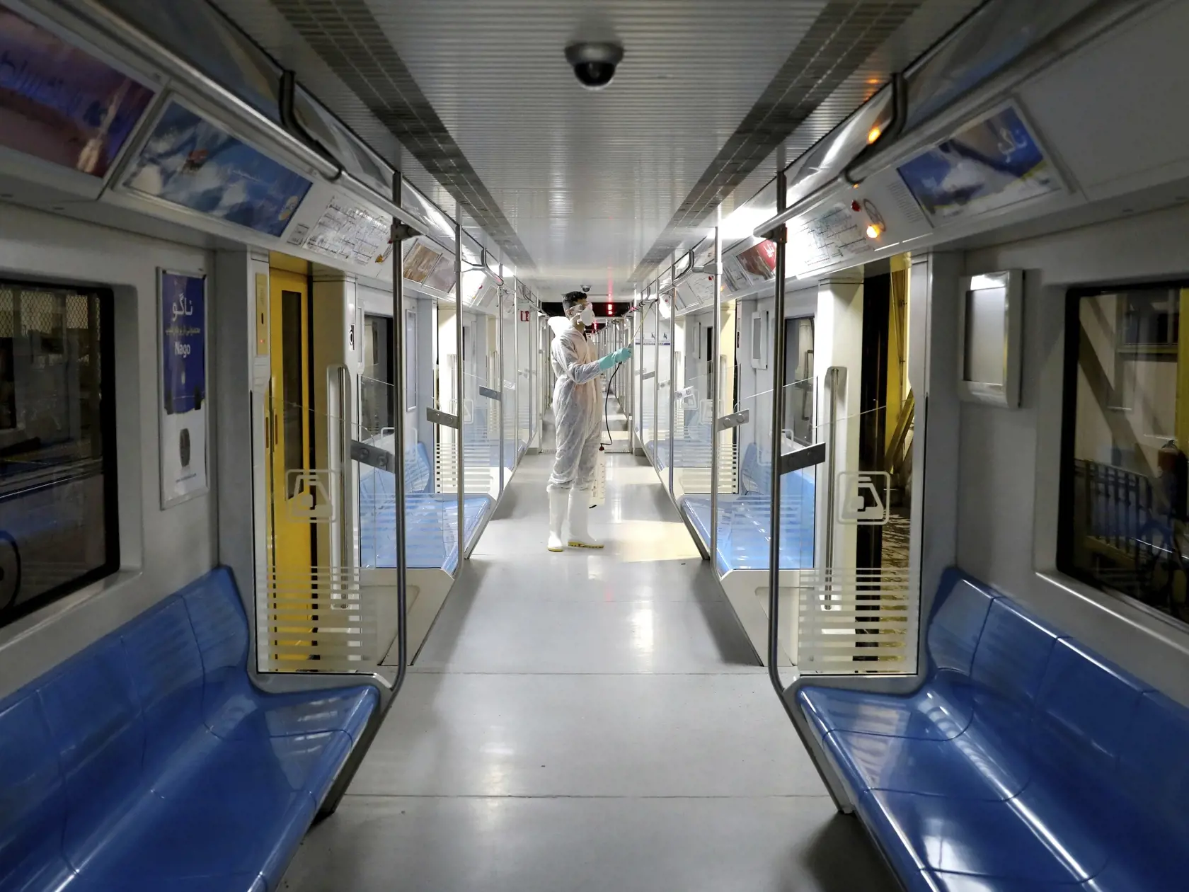 MIK 10 Teherán - Pracovníci dezinfikujú súpravu metra proti koronavírusu v iránskom hlavnom meste Teherán skoro ráno 26. februára 2020. FOTO TASR/AP

A worker disinfects subway trains against coronavirus in Tehran, Iran, in the early morning of Wednesday, Feb. 26, 2020. Iran's government said Tuesday that more than a dozen people had died nationwide from the new coronavirus, rejecting claims of a much higher death toll of 50 by a lawmaker from the city of Qom that has been at the epicenter of th