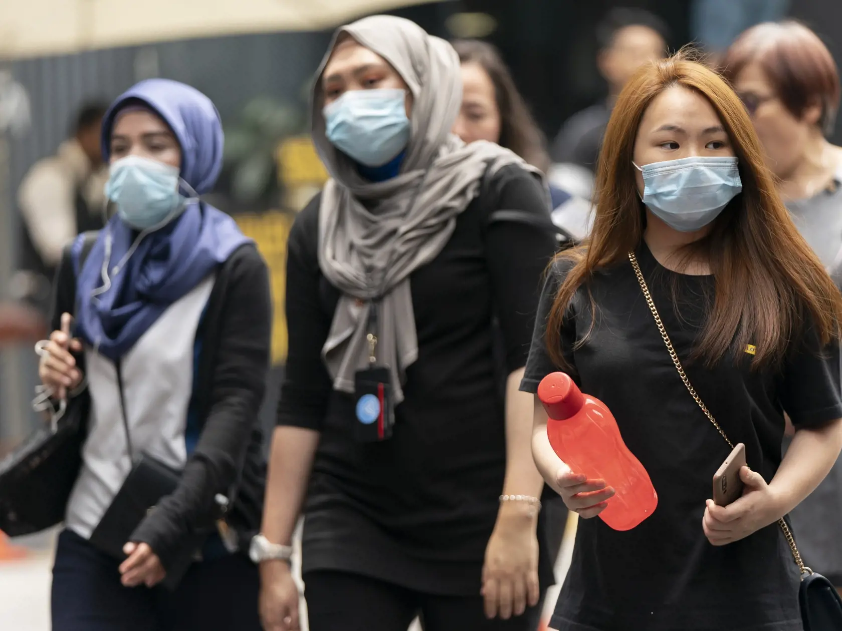 MIK 12 Kuala Lumpur - Chodci s ochrannými rúškami kráčajú po ulici v Kuala Lumpur, v Malajzii, 5. marca 2020. FOTO TASR/AP

Pedestrians wearing protective mask cross a street in downtown in Kuala Lumpur, Malaysia, on Thursday, March 5, 2020. (AP Photo/Vincent Thian)