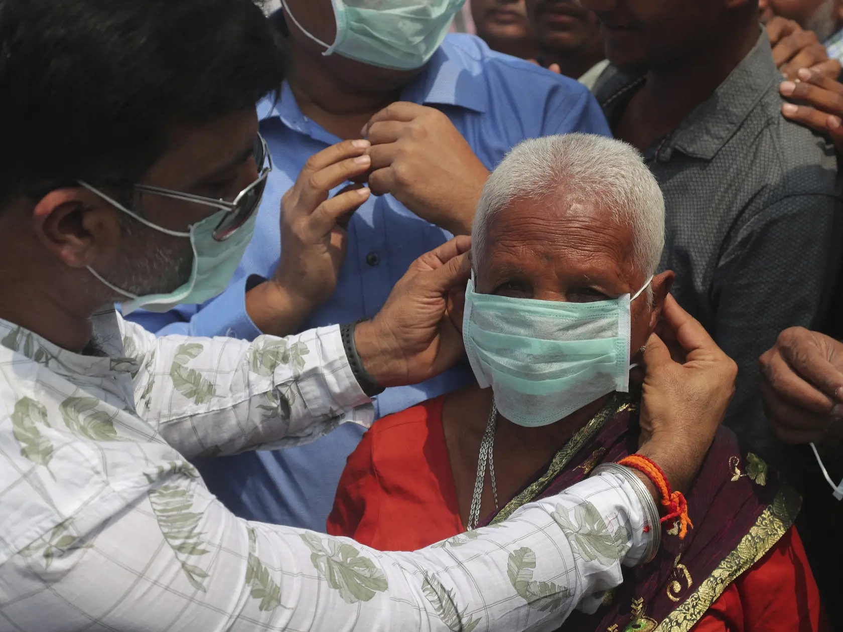 MIK 10  Hajdarabád - Indický aktivista rozdáva ochranné rúška pri pamätníku Charminar v meste Hajdarabád, v Indii 5. marca 2020. FOTO TASR/AP

An Indian social activist distributes masks to pedestrians at the landmark Charminar in Hyderabad, India, Thursday, March 5, 2020. A new virus first detected in China has infected more than 90,000 people globally and caused over 3,100 deaths. The World Health Organization has named the illness COVID-19, referring to its origin late last year and the coron