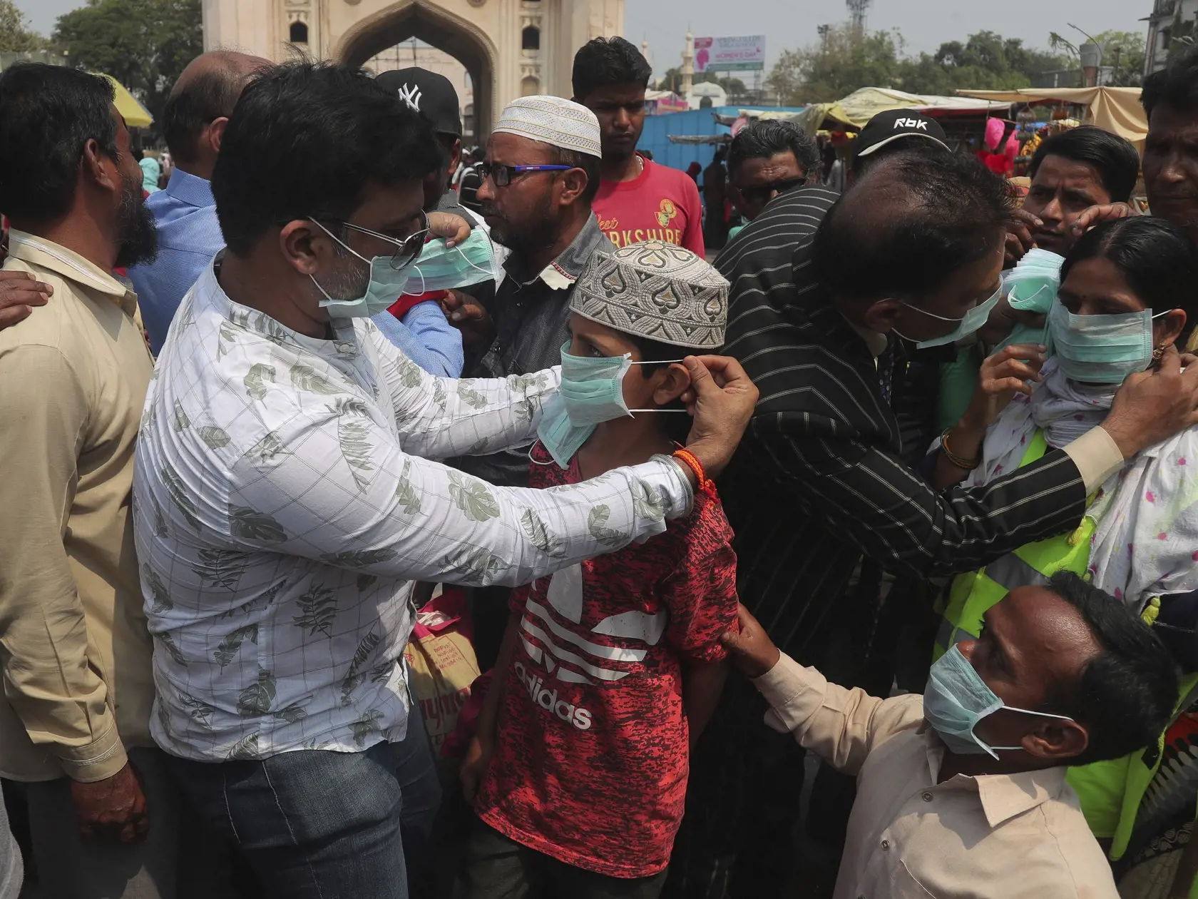 MIK 11 Hajdarabád - Indickí aktivisti rozdávajú ochranné rúška pri pamätníku Charminar v meste Hajdarabád, v Indii 5. marca 2020. FOTO TASR/AP

Indian social activists distribute masks to pedestrians at the landmark Charminar in Hyderabad, India, Thursday, March 5, 2020. A new virus first detected in China has infected more than 90,000 people globally and caused over 3,100 deaths. The World Health Organization has named the illness COVID-19, referring to its origin late last year and the coronav