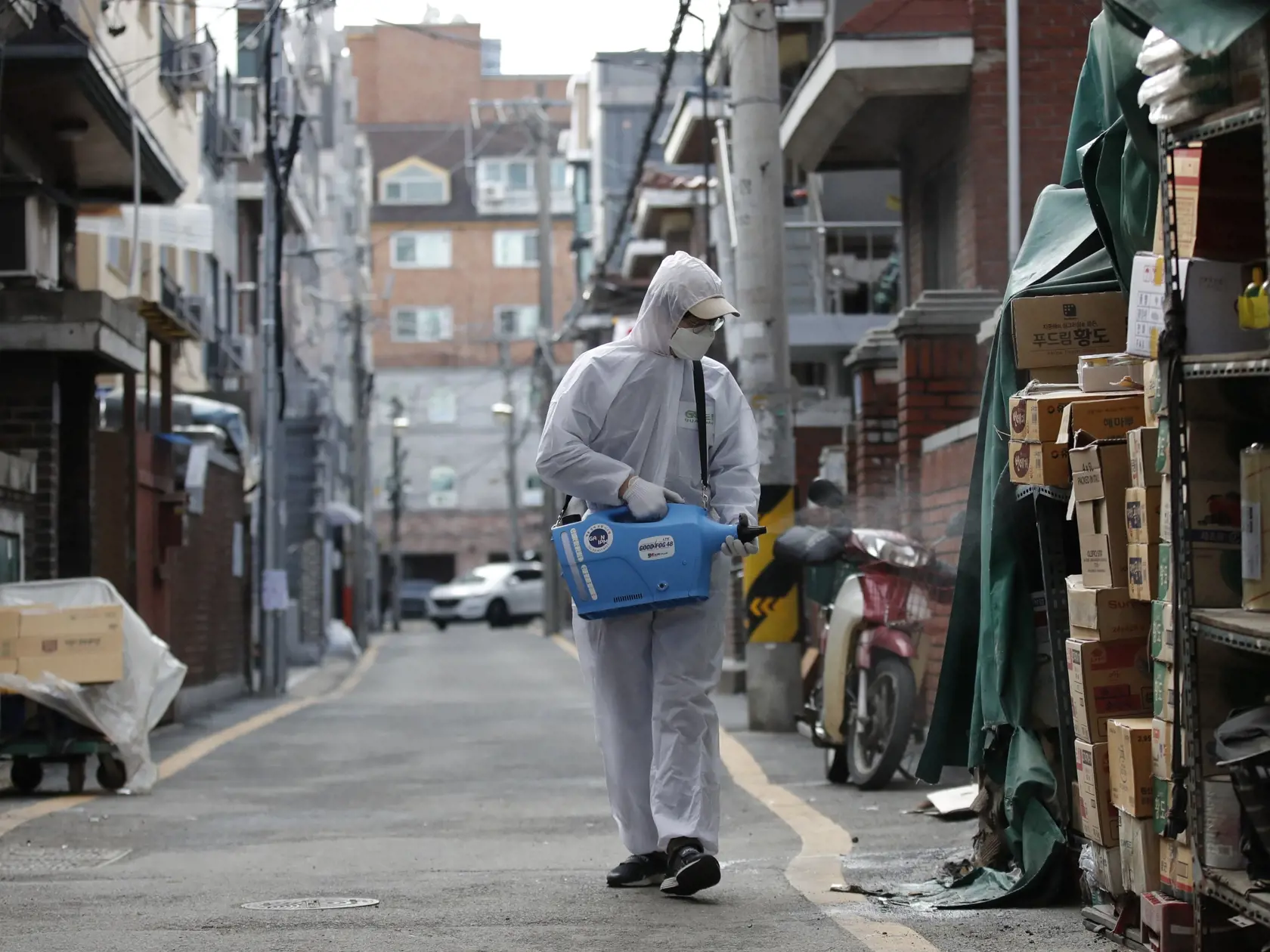MIK 12 Seoul - Pracovníci v ochranných odevoch dezinfikujú tržnicu proti koronavírusu v juhokórejskom Soule 26. februára 2020. FOTO TASR/AP
Južná Kórea v stredu informovala, že v krajine zaznamenali 169 nových prípadov nákazy koronavírusom. Celkovo je tak infikovaných 1146 ľudí. Ide o krajinu s najviac infikovanými mimo územia Číny. Soul dodal, že chorobe dosiaľ podľahlo 11 ľudí.

A worker wearing a protective suit sprays disinfectant as a precaution against new virus at a market in Seoul, South