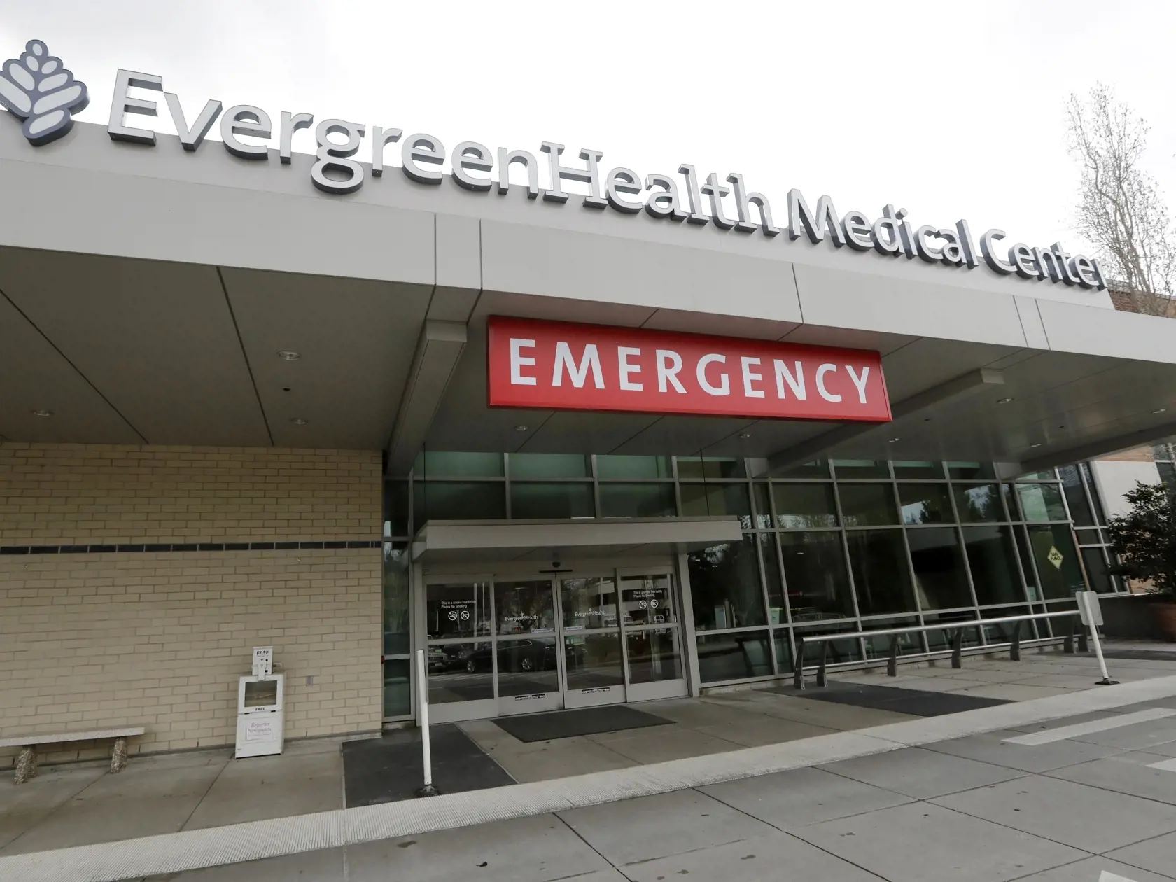 Wa 20 Kirkland - Zdravotnícke zariadenie  EvergreenHealth na predmestí Seattlu s názvom Kirkland, v ktorom zaznamenali prvé úmrtie na nový koronavírus v Spojených štátoch v sobotu 29. februára 2020.  Obeťou je muž v štáte Washington. Ďalšie podrobnosti hovorca zariadenia neposkytol. Majú tam aj ďalších ľudí s touto infekciou. FOTO TASR/AP 

EvergreenHealth Medical Center is seen Saturday, Feb. 29, 2020, where a person died of COVID-19, in Kirkland, Wash. State health officials announced the deat