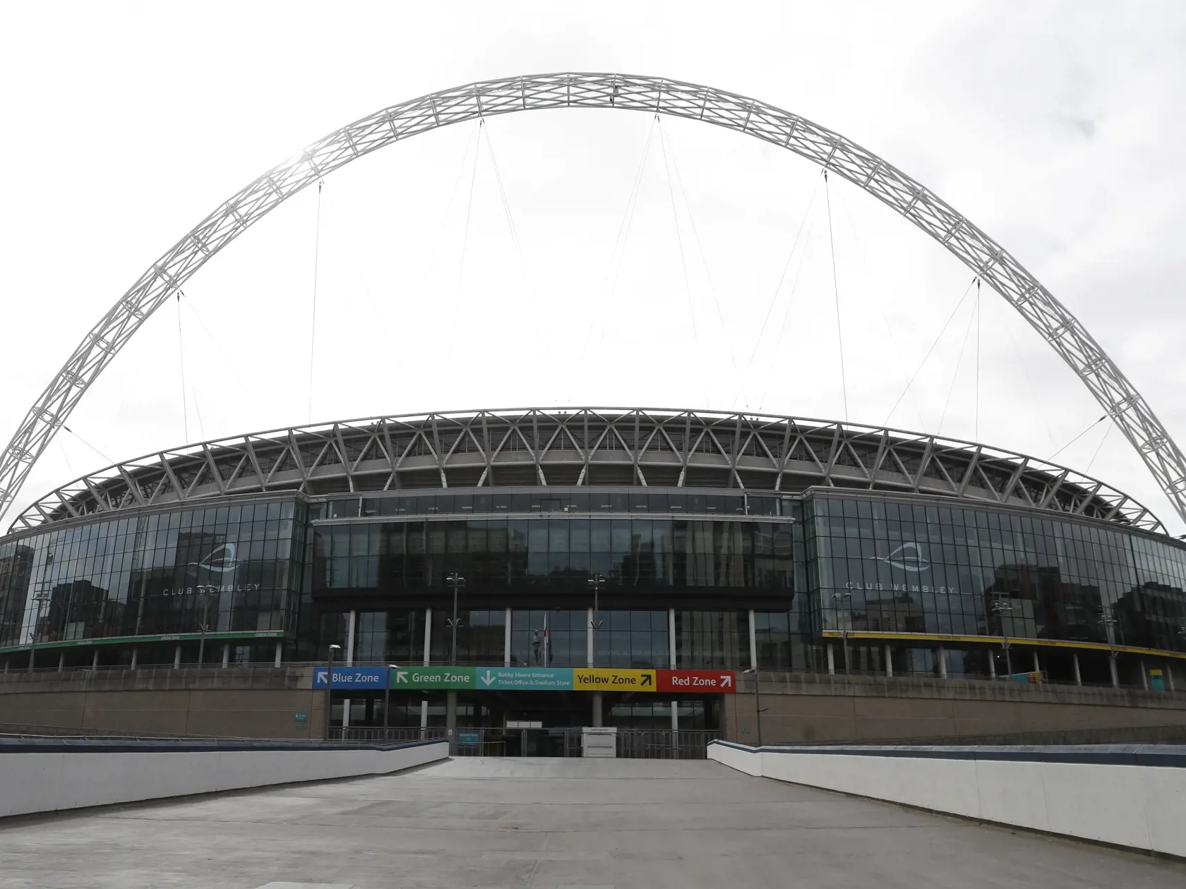 EBE 26 Londýn - Na snímke pohľad na futbalový štadión Wembley v Londýne 17. marca 2020. Európska futbalová únia (UEFA) odložila pre koronavírus majstrovstvá Európy, ktoré sa mali hrať od 12. júna do 12. júla v dvanástich mestách v dvanástich krajinách na kontinente. FOTO TASR/AP
A general view of Wembley Stadium in London, Tuesday, March 17, 2020. UEFA has formally proposed postponing the 2020 European Championship for one year because of the coronavirus outbreak. The Norwegian soccer associatio