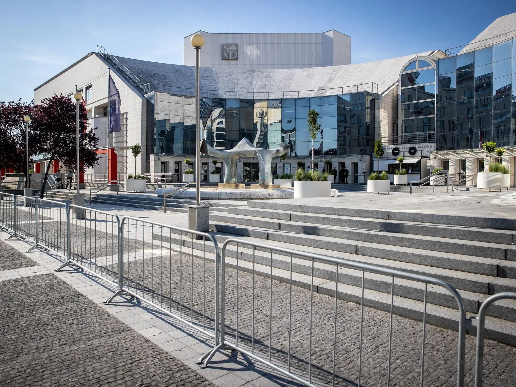 Na snímke protest pred novou budovou Slovenského národného divadla, počas vystúpenia ruskej opernej speváčky Anny Netrebko.